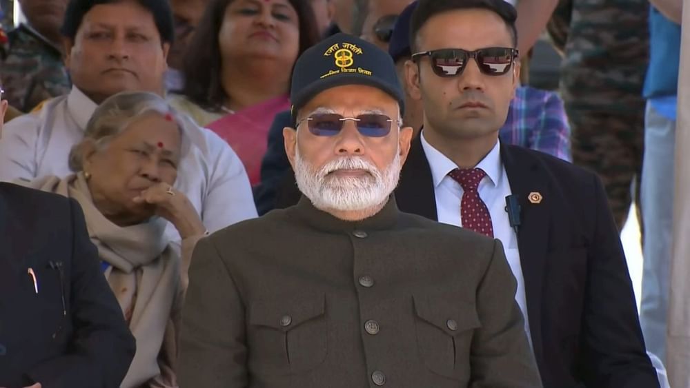 ਪੀਐਮ ਮੋਦੀ ਨੇ ਕਿਹਾ ਕਿ ਅਗਨੀਪੱਥ ਯੋਜਨਾ ਦੀ ਸੱਚਾਈ ਇਹ ਹੈ ਕਿ ਅਗਨੀਪਥ ਯੋਜਨਾ ਨਾਲ ਦੇਸ਼ ਦੀ ਤਾਕਤ ਵਧੇਗੀ ਅਤੇ ਦੇਸ਼ ਦੇ ਕਾਬਲ ਨੌਜਵਾਨ ਵੀ ਮਾਤ ਭੂਮੀ ਦੀ ਸੇਵਾ ਲਈ ਅੱਗੇ ਆਉਣਗੇ। ਪ੍ਰਾਈਵੇਟ ਸੈਕਟਰ ਅਤੇ ਪੈਰਾ ਮਿਲਟਰੀ ਬਲਾਂ ਵਿੱਚ ਵੀ ਅਗਨੀਵੀਰਾਂ ਨੂੰ ਪਹਿਲ ਦੇਣ ਦਾ ਐਲਾਨ ਕੀਤਾ ਗਿਆ ਹੈ। ( PIC Credit: PTI)