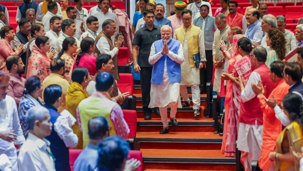 ਲੋਕ ਸਭਾ ‘ਚ ਰਾਸ਼ਟਰਪਤੀ ਦੇ ਭਾਸ਼ਣ ‘ਤੇ ਪ੍ਰਧਾਨ ਮੰਤਰੀ ਦੇ ਭਾਸ਼ਣ ਦੌਰਾਨ ਵਿਰੋਧੀ ਧਿਰ ਨੇ ਹੰਗਾਮਾ ਕੀਤਾ। ਪ੍ਰਧਾਨ ਮੰਤਰੀ ਦਾ ਸੰਬੋਧਨ ਸ਼ੁਰੂ ਹੁੰਦੇ ਹੀ ਵਿਰੋਧੀ ਧਿਰ ਦੇ ਕਈ ਸੰਸਦ ਮੈਂਬਰ ਆਪਣੀਆਂ ਸੀਟਾਂ ‘ਤੇ ਖੜ੍ਹੇ ਹੋ ਗਏ ਅਤੇ ਨਾਅਰੇਬਾਜ਼ੀ ਸ਼ੁਰੂ ਕਰ ਦਿੱਤੀ। ਹੰਗਾਮਾ ਇੰਨਾ ਵੱਧ ਗਿਆ ਕਿ ਪੀਐਮ ਮੋਦੀ ਭਾਸ਼ਣ ਦਿੰਦੇ ਹੋਏ ਆਪਣੀ ਸੀਟ ‘ਤੇ ਬੈਠ ਗਏ। ਸਪੀਕਰ ਨੇ ਵਿਰੋਧੀ ਧਿਰ ਦੇ ਨੇਤਾ ਰਾਹੁਲ ਗਾਂਧੀ ਨੂੰ ਫਟਕਾਰ ਲਗਾਈ, ਜਿਸ ਤੋਂ ਬਾਅਦ ਪੀਐਮ ਮੋਦੀ ਦਾ ਸੰਬੋਧਨ ਫਿਰ ਸ਼ੁਰੂ ਹੋ ਗਿਆ। ( Pic Credit: PTI)