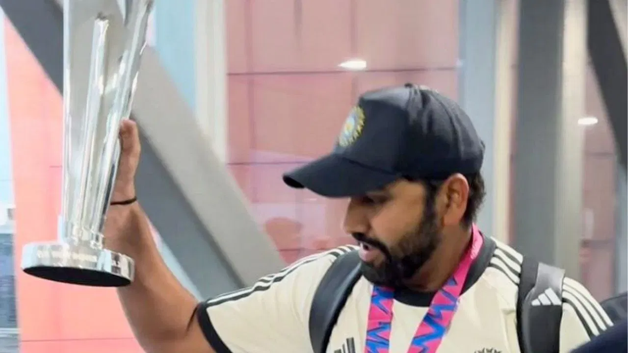 Video: ਰੋਹਿਤ ਸ਼ਰਮਾ ਨੇ ਭਾਰਤ ‘ਚ ਕਦਮ ਰੱਖਦਿਆਂ ਹੀ ਕੀਤਾ ਕੁਝ ਅਜਿਹਾ, ਖੁਸ਼ੀ ਨਾਲ ਉਛਲ ਪਏ ਕ੍ਰਿਕਟ ਫੈਂਸ Video: ਰੋਹਿਤ ਸ਼ਰਮਾ ਨੇ ਭਾਰਤ ‘ਚ ਕਦਮ ਰੱਖਦਿਆਂ ਹੀ ਕੀਤਾ ਕੁਝ ਅਜਿਹਾ, ਖੁਸ਼ੀ ਨਾਲ ਉਛਲ ਪਏ ਕ੍ਰਿਕਟ ਫੈਂਸ