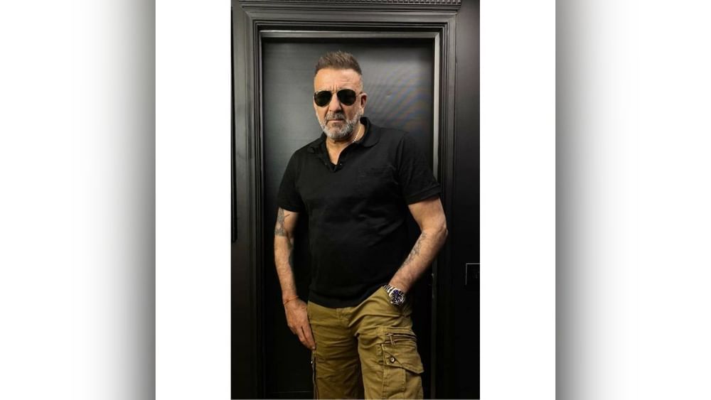 ਰਿਪੋਰਟਾਂ ਦੀ ਮੰਨੀਏ ਤਾਂ ਸੰਜੇ ਦੱਤ ਦੀ ਕੁੱਲ ਸੰਪਤੀ 300 ਕਰੋੜ ਰੁਪਏ ਤੋਂ ਵੱਧ ਹੈ। ਉਹ ਦੇਸ਼ ਦੇ ਸਭ ਤੋਂ ਵੱਡੇ ਵਿਅਕਤੀਗਤ ਆਮਦਨ ਟੈਕਸਦਾਤਾਵਾਂ ਵਿੱਚ ਵੀ ਗਿਣੇ ਜਾਂਦੇ ਹਨ। ਉਨ੍ਹਾਂ ਦਾ ਆਪਣਾ ਪ੍ਰੋਡਕਸ਼ਨ ਹਾਊਸ । ਇਸ ਤੋਂ ਇਲਾਵਾ ਉਹ ਕਈ ਬ੍ਰਾਂਡ ਐਂਡੋਰਸਮੈਂਟਸ ਤੋਂ ਵੀ ਕਾਫੀ ਕਮਾਈ ਕਰਦੇ ਹਨ। ( Pic Credit: Instagram)