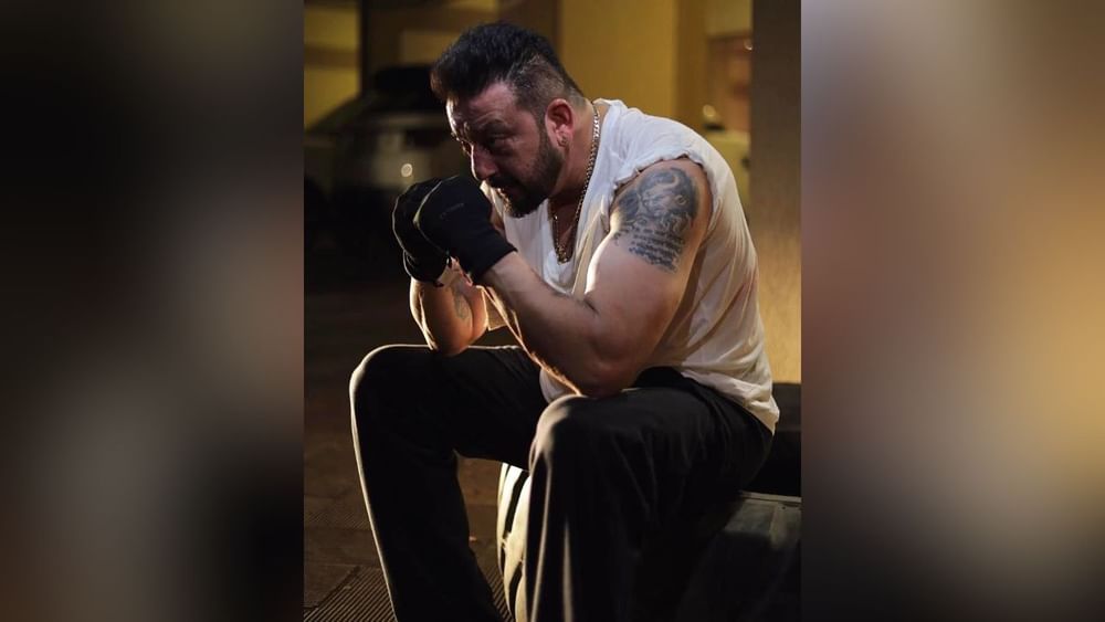 ਹਿੰਦੀ ਸਿਨੇਮਾ ਦੇ ਮਸ਼ਹੂਰ ਕਲਾਕਾਰ ਸੰਜੇ ਦੱਤ ਅੱਜ ਆਪਣਾ 65ਵਾਂ ਜਨਮਦਿਨ ਮਨਾ ਰਹੇ ਹਨ। ਉਨ੍ਹਾਂ ਨੇ ਆਪਣੇ ਕਰੀਅਰ 'ਚ ਕਈ ਫਿਲਮਾਂ ਕੀਤੀਆਂ ਹਨ। ਸ਼ਾਨਦਾਰ ਅਭਿਨੇਤਾ ਹੋਣ ਤੋਂ ਇਲਾਵਾ, ਉਹ ਫਿਲਮ ਨਿਰਮਾਣ ਅਤੇ ਰਾਜਨੀਤੀ ਨਾਲ ਵੀ ਜੁੜੇ ਹੋਏ ਹਨ। ਉਨ੍ਹਾਂ ਦੇ ਪਿਤਾ ਸੁਨੀਲ ਦੱਤ ਇੱਕ ਮਸ਼ਹੂਰ ਰਾਜਨੇਤਾ ਅਤੇ ਅਭਿਨੇਤਾ ਸਨ। ਉਨ੍ਹਾਂ ਨੇ ਬਾਲੀਵੁਡ ਵਿੱਚ ਆਪਣੇ ਕਰੀਅਰ ਦੀ ਸ਼ੁਰੂਆਤ ਫਿਲਮ 'ਰੇਸ਼ਮਾ ਔਰ ਸ਼ੇਰਾ' (1971) ਵਿੱਚ ਬਾਲ ਕਲਾਕਾਰ ਵਜੋਂ ਕੀਤੀ ਸੀ। ਇਸ ਤੋਂ ਬਾਅਦ ਸੰਜੇ ਨੇ ਕਈ ਸੁਪਰਹਿੱਟ ਫਿਲਮਾਂ ਦਿੱਤੀਆਂ, ਜਿਨ੍ਹਾਂ 'ਚ 'ਖਲਨਾਇਕ', 'ਨਾਮ', 'ਵਾਸਤਵ', 'ਅਗਨੀਪਥ' ਅਤੇ 'ਮੁੰਨਾ ਭਾਈ ਐਮਬੀਬੀਐਸ' ਮੁੱਖ ਤੌਰ ਤੇ ਸ਼ਾਮਲ ਹਨ। ( Pic Credit: Instagram)