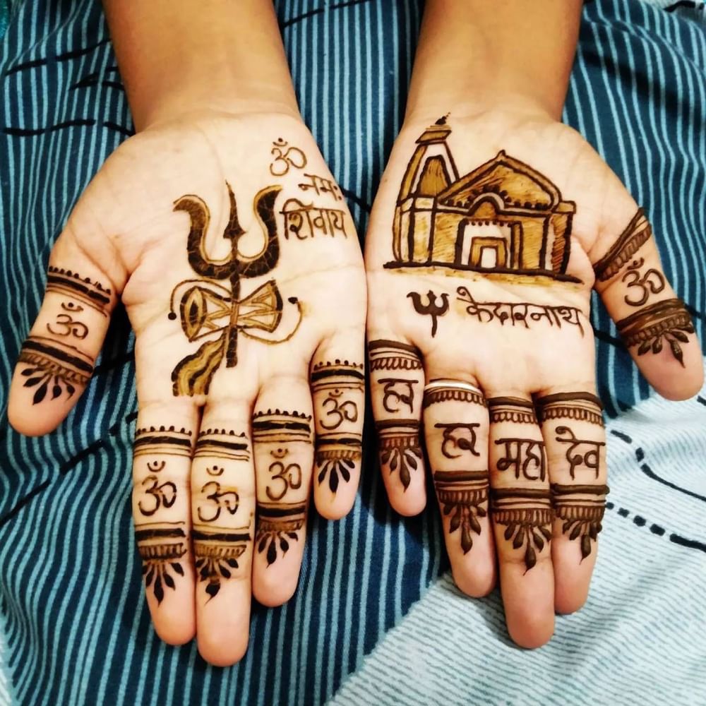 ਮਹਿੰਦੀ ਦਾ ਇਹ ਡਿਜ਼ਾਈਨ ਵੀ ਬਹੁਤ ਸਿੰਪਲ ਅਤੇ ਲਗਾਉਣ ਵਿੱਚ ਆਸਾਨ ਹੈ। ਇਸ 'ਚ ਇਕ ਹੱਥ 'ਤੇ ਤ੍ਰਿਸ਼ੂਲ ਅਤੇ ਡਮਰੂ ਦੇ ਨਾਲ ਓਮ ਨਮਹ ਸ਼ਿਵੇ ਅਤੇ ਉਂਗਲਾਂ 'ਤੇ ਓਮ ਲਿਖਿਆ ਹੋਇਆ ਹੈ। ਦੂਜੇ ਪਾਸੇ ਕੇਦਾਰਨਾਥ ਮੰਦਰ ਦੀ ਤਸਵੀਰ ਬਣਾਈ ਗਈ ਹੈ ਅਤੇ ਉਂਗਲਾਂ 'ਤੇ ਹਰ ਹਰ ਮਹਾਦੇਵ ਲਿਖਿਆ ਹੋਇਆ ਹੈ। ( Credit : simr.an2756 )
