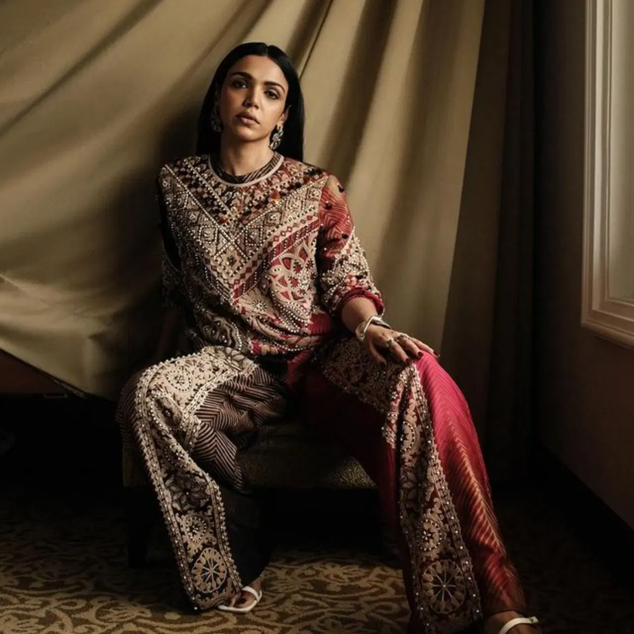 Shriya Pilgaonkar Looks: ਸ਼੍ਰੇਆ ਪਿਲਗਾਂਵਕਰ ਆਪਣੇ ਬੇਬਾਕ ਅੰਦਾਜ਼ ਅਤੇ ਅਦਾਕਾਰੀ ਲਈ ਜਾਣੀ ਜਾਂਦੀ ਹੈ। ਅਦਾਕਾਰਾ ਦੀ ਸੋਸ਼ਲ ਮੀਡੀਆ 'ਤੇ ਵੀ ਚੰਗੀ ਫੈਨ ਫਾਲੋਇੰਗ ਹੈ। ਅਦਾਕਾਰਾ ਆਪਣੇ ਫੈਸ਼ਨੇਬਲ ਅਤੇ ਖੂਬਸੂਰਤ ਲੁੱਕ ਕਾਰਨ ਵੀ ਕਾਫੀ ਵਾਇਰਲ ਰਹਿੰਦੀ ਹੈ। ਤੁਸੀਂ ਅਭਿਨੇਤਰੀ ਦੇ ਇਸ ਲੁੱਕ ਨੂੰ ਰਿਕ੍ਰਿਏਟ ਕਰ ਸਕਦੇ ਹੋ।