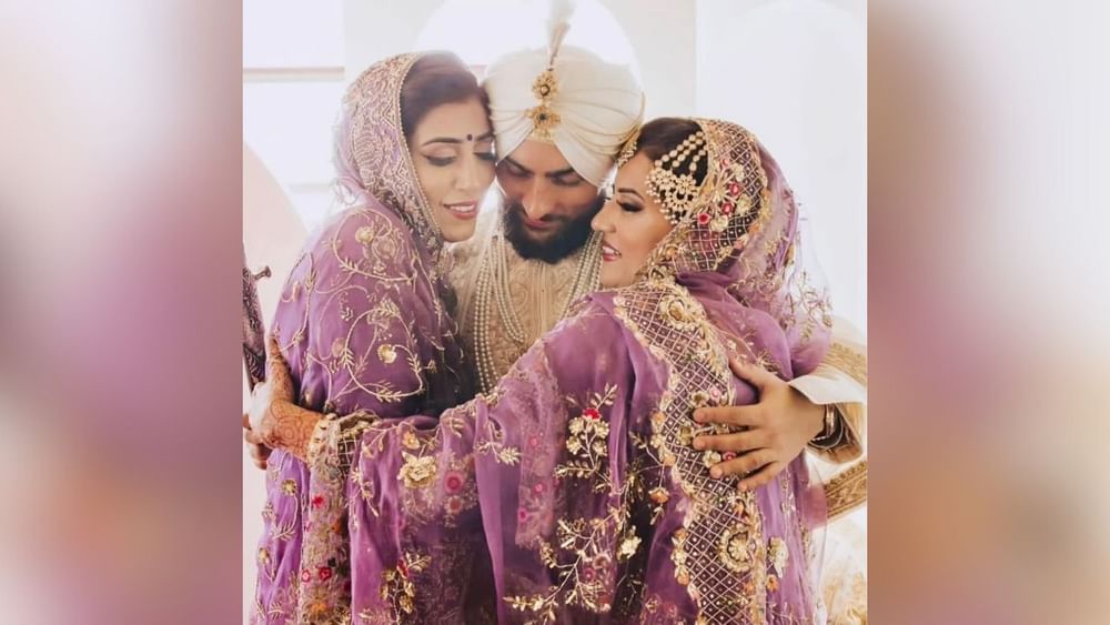 ਕਰਨ ਔਜਲਾ ਦਾ ਜਨਮ 18 ਜਨਵਰੀ 1997 ਨੂੰ ਲੁਧਿਆਣਾ ਦੇ ਪਿੰਡ ਘੁਰਾਲਾ ਵਿੱਚ ਹੋਇਆ ਸੀ। ਔਜਲਾ ਦੇ ਪਰਿਵਾਰ ਦੀ ਗੱਲ ਕਰੀਏ ਤਾਂ ਉਹ ਮਹਿਜ਼ 9 ਸਾਲ ਦੇ ਸੀਜਦੋਂ ਉਨ੍ਹਾਂ ਦੇ ਮਾਤਾ-ਪਿਤਾ ਦੀ ਮੌਤ ਹੋ ਗਈ। ਮਾਤਾ-ਪਿਤਾ ਦੀ ਮੌਤ ਤੋਂ ਬਾਅਦ ਉਨ੍ਹਾਂ ਨੂੰ ਚਾਚੇ ਦੇ ਪਰਿਵਾਰ ਅਤੇ 2 ਭੈਣਾਂ ਨੇ ਹੀ ਪਾਲਿਆ ਸੀ। ਉਨ੍ਹਾਂ ਦੀਆਂ ਦੋਵੇਂ ਭੈਣਾਂ ਦਾ ਵਿਆਹ ਕੈਨੇਡਾ ਵਿੱਚ ਹੀ ਹੋਇਆ ਹੈ। ( Pic Credit: Social Media/Instagram)