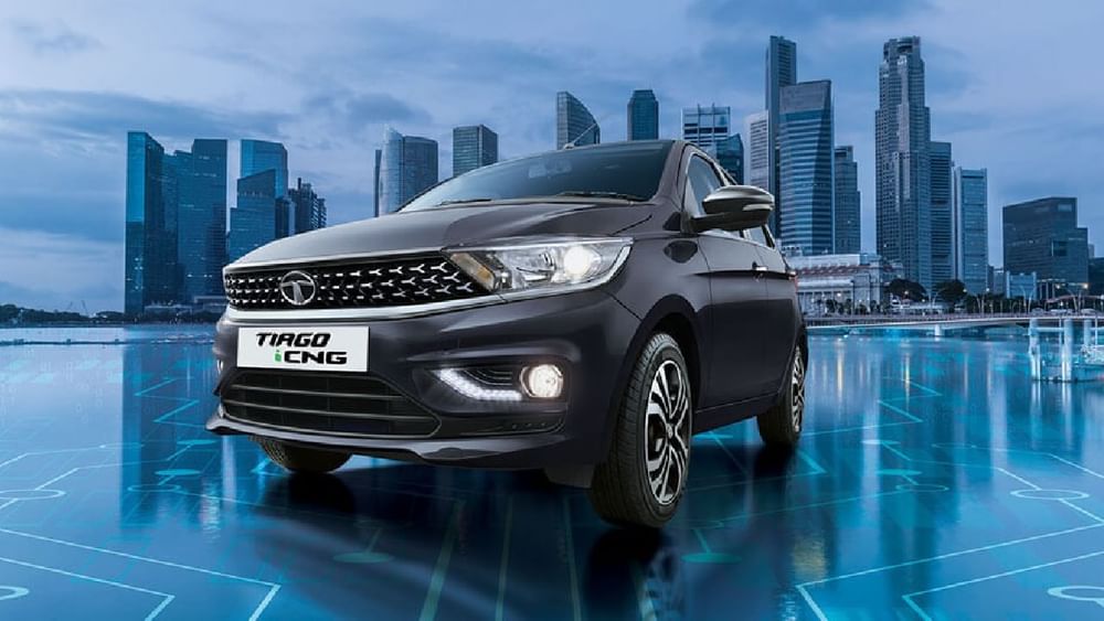 Tata Tiago iCNG: iCNG ਤਕਨੀਕ ਟਾਟਾ ਮੋਟਰਜ਼ ਦੀਆਂ CNG ਕਾਰਾਂ ਵਿੱਚ ਉਪਲਬਧ ਹੈ। ਤੁਸੀਂ Tata Tiago CNG ਵਰਜਨ ਨੂੰ 8.29 ਲੱਖ ਰੁਪਏ ਦੀ ਸ਼ੁਰੂਆਤੀ ਐਕਸ-ਸ਼ੋਰੂਮ ਕੀਮਤ ਦੇ ਨਾਲ ਖਰੀਦ ਸਕਦੇ ਹੋ। ਇਹ ਕਾਰ ਤੁਹਾਨੂੰ 26.47 ਕਿਲੋਮੀਟਰ ਪ੍ਰਤੀ ਕਿਲੋ ਸੀਐਨਜੀ ਦੀ ਮਾਈਲੇਜ ਦੇ ਸਕਦੀ ਹੈ। (Tata Motors)