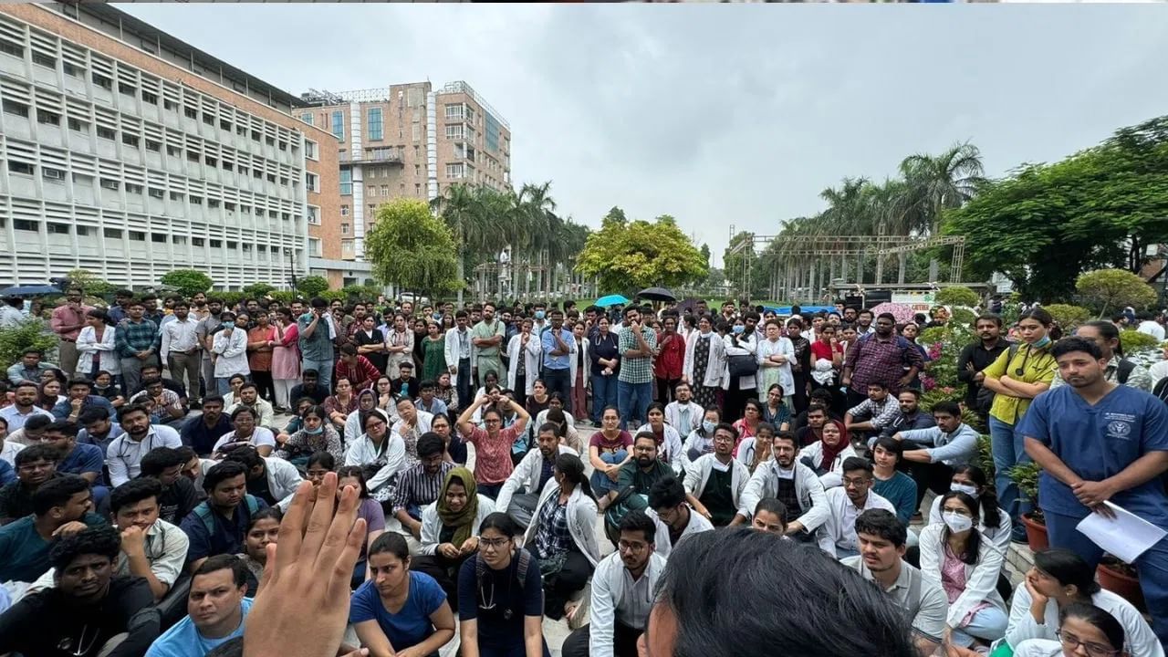 ਦਿੱਲੀ AIIMS ਦੇ ਡਾਕਟਰਾਂ ਦੀ ਅੱਜ ਹੜਤਾਲ, ਬੰਦ ਰਹੇਗੀ OPD ਤੇ OT ਦਿੱਲੀ AIIMS ਦੇ ਡਾਕਟਰਾਂ ਦੀ ਅੱਜ ਹੜਤਾਲ, ਬੰਦ ਰਹੇਗੀ OPD ਤੇ OT
