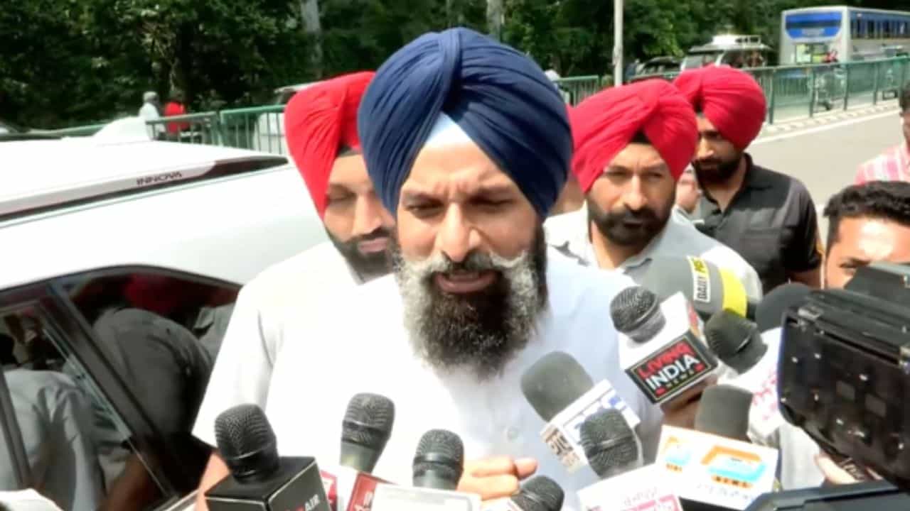 ਲੁਧਿਆਣਾ ਪਹੁੰਚੇ ਬਿਕਰਮ ਸਿੰਘ ਮਜੀਠੀਆ, ਮਰਹੂਮ MLA ਗੋਗੀ ਦੇ ਪਰਿਵਾਰ ਨਾਲ ਕੀਤੀ ਮੁਲਾਕਾਤ ਲੁਧਿਆਣਾ ਪਹੁੰਚੇ ਬਿਕਰਮ ਸਿੰਘ ਮਜੀਠੀਆ, ਮਰਹੂਮ MLA ਗੋਗੀ ਦੇ ਪਰਿਵਾਰ ਨਾਲ ਕੀਤੀ ਮੁਲਾਕਾਤ