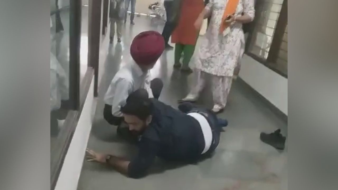 ਚੰਡੀਗੜ੍ਹ ਕੋਰਟ ਕੰਪਲੈਕਸ ਦੇ ਅੰਦਰ ਚੱਲੀ ਗੋਲੀ, IRS ਅਫ਼ਸਰ ਦਾ ਕਤਲ ਚੰਡੀਗੜ੍ਹ ਕੋਰਟ ਕੰਪਲੈਕਸ ਦੇ ਅੰਦਰ ਚੱਲੀ ਗੋਲੀ, IRS ਅਫ਼ਸਰ ਦਾ ਕਤਲ