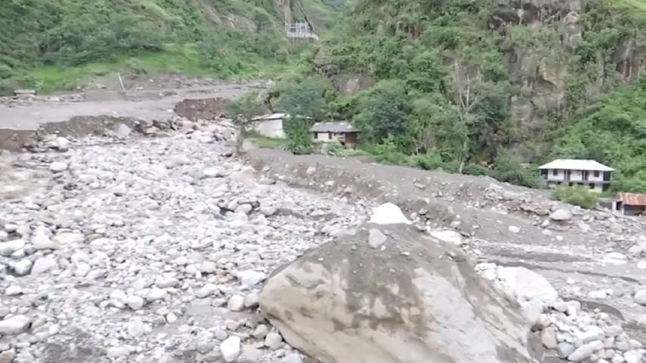 Himachal Pardesh Flood: ਭਾਰੀ ਮੀਂਹ ਨੇ ਮਚਾਈ ਤਬਾਹੀ, ਕੁਝ ਦੇਰ 'ਚ ਹੀ ਢਹਿ ਗਿਆ ਪੈਟਰੋਲ ਪੰਪ