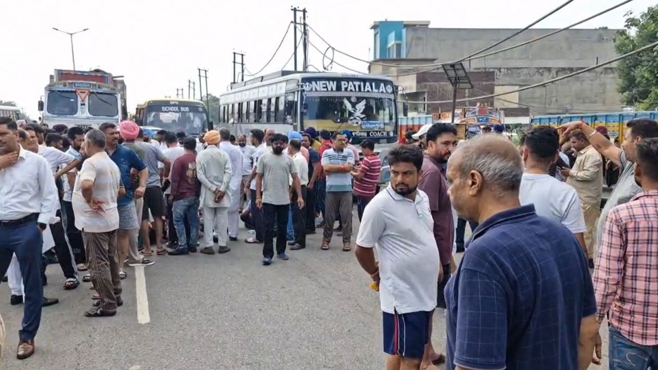 Mandi Gobindgarh: ਮੰਡੀ ਗੋਬਿੰਦਗੜ੍ਹ ਚ ਫੜ੍ਹਿਆ ਗਿਆ ਬੀਫ ਨਾਲ ਭਰਿਆ ਟਰੱਕ, ਲੋਕਾਂ ਨੇ ਕੀਤਾ ਰੋਡ ਜਾਮ Mandi Gobindgarh: ਮੰਡੀ ਗੋਬਿੰਦਗੜ੍ਹ ਚ ਫੜ੍ਹਿਆ ਗਿਆ ਬੀਫ ਨਾਲ ਭਰਿਆ ਟਰੱਕ, ਲੋਕਾਂ ਨੇ ਕੀਤਾ ਰੋਡ ਜਾਮ