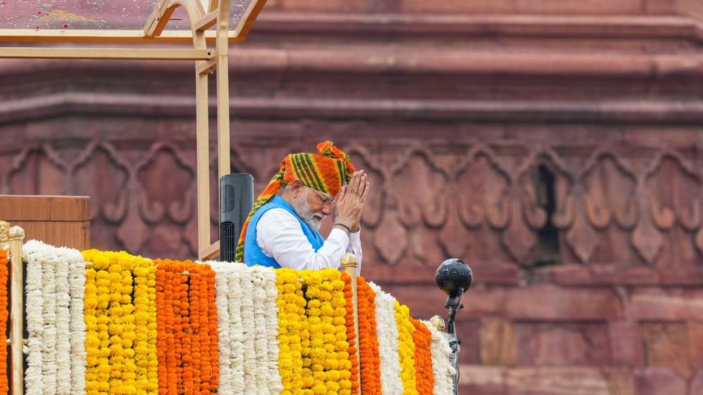 ਅੱਜ ਦੇਸ਼ ਵਾਸੀ ਅਜ਼ਾਦੀ ਦੇ ਜਸ਼ਨ ਵਿੱਚ ਡੁੱਬੇ ਹੋਏ ਹਨ। 78ਵੇਂ ਸੁਤੰਤਰਤਾ ਦਿਵਸ ਦੇ ਮੌਕੇ 'ਤੇ ਪੀਐਮ ਮੋਦੀ ਨੇ ਲਾਲ ਕਿਲ੍ਹੇ ਤੋਂ ਦੇਸ਼ ਵਾਸੀਆਂ ਨੂੰ ਸੰਬੋਧਨ ਕੀਤਾ। ਸੰਬੋਧਨ ਤੋਂ ਪਹਿਲਾਂ ਉਨ੍ਹਾਂ ਨੇ ਲਾਲ ਕਿਲੇ 'ਤੇ ਤਿਰੰਗਾ ਲਹਿਰਾਇਆ। ਪੀਐੱਮ ਮੋਦੀ ਨੇ ਲਾਲ ਕਿਲੇ 'ਤੇ ਲਗਾਤਾਰ 11ਵੀਂ ਵਾਰ ਰਾਸ਼ਟਰੀ ਝੰਡਾ ਲਹਿਰਾਇਆ। ( Pic Credit: PTI)