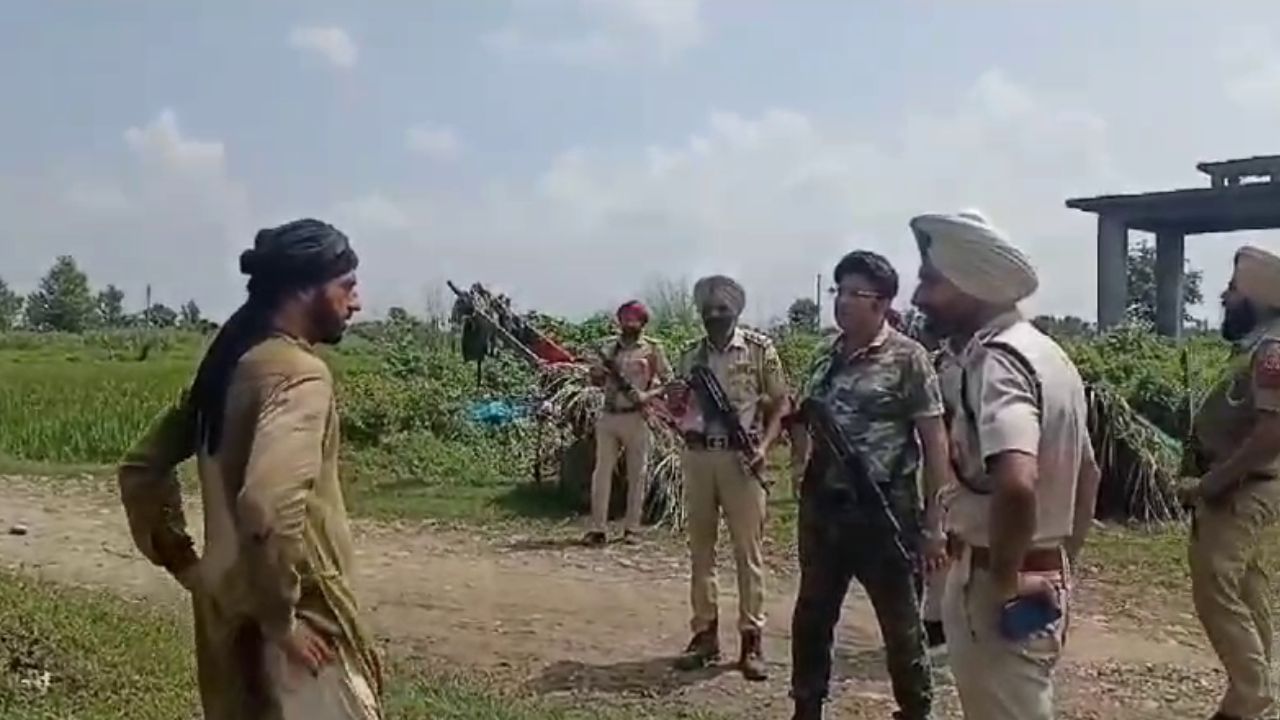 ਪਠਾਨਕੋਟ ‘ਚ ਇੱਕ ਹਫਤੇ ‘ਚ 7 ਸ਼ੱਕੀ ਦਿਖੇ: ਪੁਲਿਸ ਤੇ BSF ਵੱਲੋਂ ਚਲਾਇਆ ਜਾ ਰਿਹਾ ਸਰਚ ਆਪ੍ਰੇਸ਼ਨ, ਡਰੋਨ ਨਾਲ ਭਾਲ ਜਾਰੀ ਪਠਾਨਕੋਟ ‘ਚ ਇੱਕ ਹਫਤੇ ‘ਚ 7 ਸ਼ੱਕੀ ਦਿਖੇ: ਪੁਲਿਸ ਤੇ BSF ਵੱਲੋਂ ਚਲਾਇਆ ਜਾ ਰਿਹਾ ਸਰਚ ਆਪ੍ਰੇਸ਼ਨ, ਡਰੋਨ ਨਾਲ ਭਾਲ ਜਾਰੀ