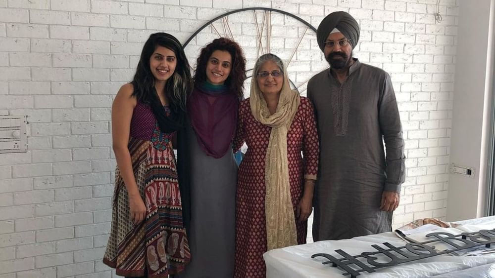 ਤਾਪਸੀ ਪੰਨੂ ਦਾ ਜਨਮ 1 ਅਗਸਤ 1987 ਨੂੰ ਨਵੀਂ ਦਿੱਲੀ ਵਿੱਚ ਜੱਟ ਸਿੱਖ ਪਰਿਵਾਰ ਵਿੱਚ ਹੋਇਆ ਸੀ। ਉਨ੍ਹਾਂ ਦੇ ਪਿਤਾ, ਦਿਲਮੋਹਨ ਸਿੰਘ ਪਨੂੰ ਦਾ ਰੀਅਲ ਅਸਟੇਟ ਏਜੰਟ ਦਾ ਬਿਜ਼ਨੈੱਸ ਸੀ ਜਦਕਿ ਮਾਤਾ, ਨਿਰਮਲਜੀਤ ਕੌਰ ਪੰਨੂ, ਹਾਊਸ ਵਾਈਫ ਹਨ। ਦਿਲਮੋਹਨ ਦਾ ਪਰਿਵਾਰ ਸ਼ਕਤੀ ਨਗਰ, ਦਿੱਲੀ ਵਿੱਚ ਰਹਿੰਦਾ ਸੀ।1984 ਦੇ ਸਿੱਖ ਵਿਰੋਧੀ ਦੰਗਿਆਂ ਦੌਰਾਨ ਇਨ੍ਹਾਂ ਨੂੰ ਵੀ ਨਿਸ਼ਾਨਾ ਬਣਾਇਆ ਗਿਆ ਸੀ ਪਰ ਉਨ੍ਹਾਂ ਨੇ ਆਪਣੇ ਹਿੰਦੂ ਗੁਆਂਢੀਆਂ ਦੇ ਘਰਾਂ ਵਿੱਚ ਪਨਾਹ ਲੈ ਕੇ ਜਾਨ ਬਚਾਈ। ਉਨ੍ਹਾਂ ਦੀ ਇੱਕ ਛੋਟੀ ਭੈਣ ਸ਼ਗੁਨ ਵੀ ਹੈ। (Pic Credit: Instagram)