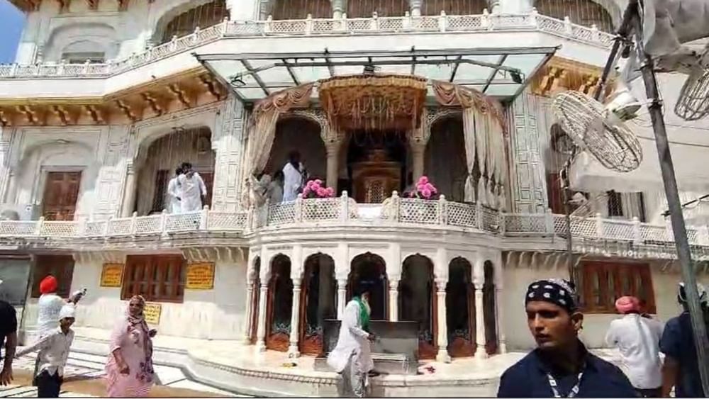ਸਿੰਘ ਸਾਹਿਬ ਗਿਆਨੀ ਰਘਬੀਰ ਸਿੰਘ ਨੇ ਕਿਹਾ ਕਿ 2007 ਤੋਂ 2017 ਤੱਕ ਦੇ ਸਿੱਖ ਕੈਬਨਿਟ ਮੰਤਰੀਆਂ ਨੂੰ ਵੀ ਆਪਣਾ ਸਪੱਸ਼ਟੀਕਰਨ ਦੇਣਾ ਚਾਹੀਦਾ ਹੈ। ਉਨ੍ਹਾਂ ਕਿਹਾ ਕਿ ਕਿਹਾ ਕਿ ਸੁਖਬੀਰ ਬਾਦਲ ਨੂੰ ਇੱਕ ਆਮ ਸਿੱਖ ਵਾਂਗ ਅਕਾਲ ਤਖ਼ਤ ਤੇ ਆ ਕੇ ਆਪਣੇ ਗੁਨਾਹਾਂ ਦੀ ਮਾਫ਼ੀ ਮੰਗਣੀ ਚਾਹੀਦੀ ਹੈ। ਸੁਖਬੀਰ ਬਾਦਲ ਨੂੰ 15 ਦਿਨਾਂ ਦੇ ਅੰਦਰ ਅਕਾਲ ਤਖ਼ਤ 'ਤੇ ਪੇਸ਼ ਹੋਣਾ ਚਾਹੀਦਾ ਹੈ।
