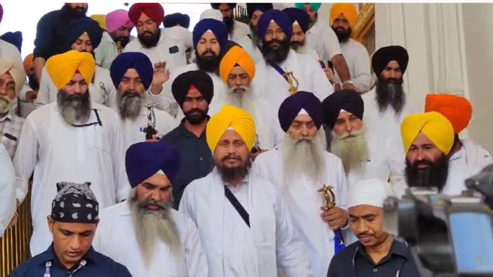 ਸ਼੍ਰੋਮਣੀ ਅਕਾਲੀ ਦਲ ਦੇ ਮੁਖੀ ਸੁਖਬੀਰ ਬਾਦਲ ਨੂੰ ਧਾਰਮਿਕ ਸਜ਼ਾ ਸੁਣਾਈ ਗਈ ਹੈ। ਸ੍ਰੀ ਅਕਾਲ ਤਖ਼ਤ ਸਾਹਿਬ ਦੇ ਜਥੇਦਾਰ ਗਿਆਨੀ ਰਘਬੀਰ ਸਿੰਘ ਨੇ ਸੁਖਬੀਰ ਨੂੰ ਤਨਖਾਈਆ ਕਰਾਰ ਦਿੱਤਾ ਹੈ।