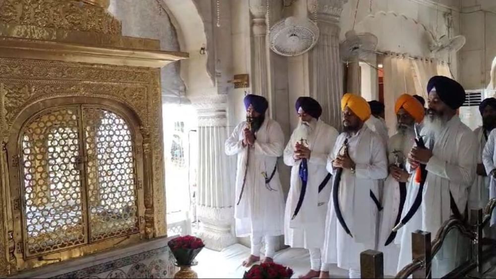 ਸਿੰਘ ਸਹਿਬਾਨਾਂ ਦੀ ਇਕੱਤਰਤਾ ਤੋਂ ਬਾਅਦ ਸੰਬੋਧਨ ਕਰਦਿਆਂ ਸ਼੍ਰੀ ਅਕਾਲ ਤਖ਼ਤ ਸਾਹਿਬ ਦੇ ਜੱਥੇਦਾਰ ਗਿਆਨੀ ਰਘਬੀਰ ਸਿੰਘ ਨੇ ਕਿਹਾ ਕਿ ਸ੍ਰੋਮਣੀ ਅਕਾਲੀ ਦਲ ਦੇ ਪ੍ਰਧਾਨ ਅਤੇ ਪੰਜਾਬ ਉਪ ਮੁੱਖ ਮੰਤਰੀ ਹੁੰਦਿਆਂ ਸੁਖਬੀਰ ਬਾਦਲ ਨੇ ਕੁਝ ਅਜਿਹੇ ਫੈਸਲੇ ਲਏ, ਜਿਸ ਨਾਲ ਸਿੱਖ ਪੰਥ ਦਾ ਬਹੁਤ ਨੁਕਸਾਨ ਹੋਇਆ।