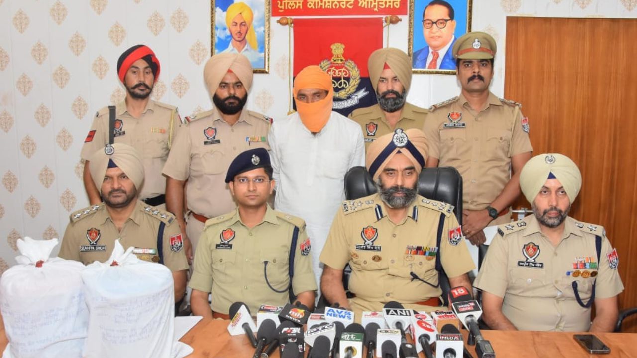ਅੰਮ੍ਰਿਤਸਰ ‘ਚ 3.5 ਕਿਲੋ ਹੈਰੋਇਨ ਤੇ 1 ਲੱਖ ਰੁਪਏ ਦੀ ਡਰੱਗ ਮਨੀ ਸਮੇਤ ਮੁਲਜ਼ਮ ਗ੍ਰਿਫਤਾਰ ਅੰਮ੍ਰਿਤਸਰ ‘ਚ 3.5 ਕਿਲੋ ਹੈਰੋਇਨ ਤੇ 1 ਲੱਖ ਰੁਪਏ ਦੀ ਡਰੱਗ ਮਨੀ ਸਮੇਤ ਮੁਲਜ਼ਮ ਗ੍ਰਿਫਤਾਰ
