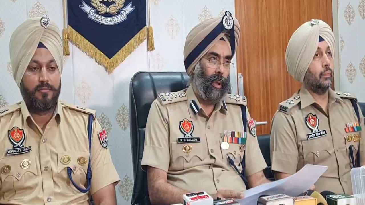 ਆਜ਼ਾਦੀ ਦਿਹਾੜੇ ਦੇ ਮੌਕੇ ਤੇ ਅੰਮ੍ਰਿਤਸਰ ਪੁਲਿਸ ਚੌਕਸ, ਤਿੰਨ ਨਜਾਇਜ਼ ਪਿਸਤੋਲਾਂ ਸਮੇਤ ਸ਼ਖਸ ਕਾਬੂ, ਹੁਣ ਤੱਕ 155 ਆਰੋਪੀ ਗ੍ਰਿਫ਼ਤਾਰ ਆਜ਼ਾਦੀ ਦਿਹਾੜੇ ਦੇ ਮੌਕੇ ਤੇ ਅੰਮ੍ਰਿਤਸਰ ਪੁਲਿਸ ਚੌਕਸ, ਤਿੰਨ ਨਜਾਇਜ਼ ਪਿਸਤੋਲਾਂ ਸਮੇਤ ਸ਼ਖਸ ਕਾਬੂ, ਹੁਣ ਤੱਕ 155 ਆਰੋਪੀ ਗ੍ਰਿਫ਼ਤਾਰ