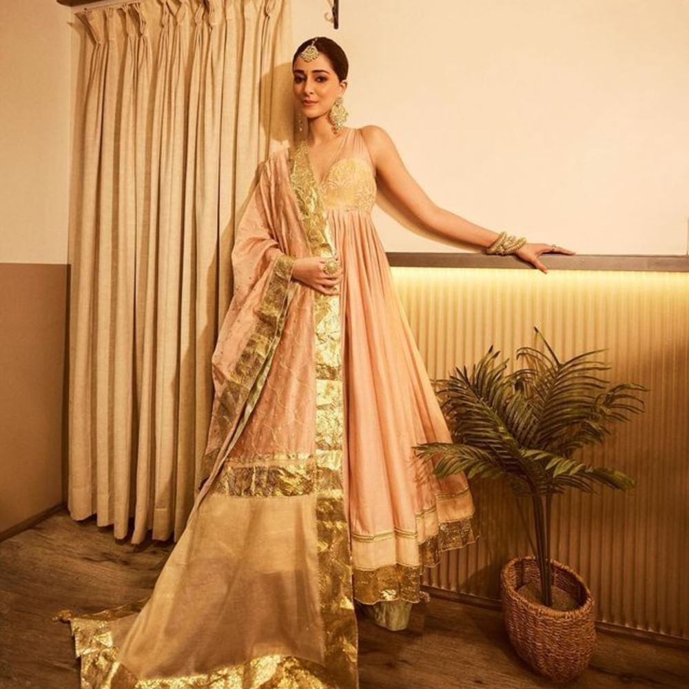 Raksha Bandhan Stylish Looks: ਭੈਣ-ਭਰਾ ਰੱਖੜੀ ਦੇ ਤਿਉਹਾਰ 'ਚ ਕੁਝ ਹੀ ਦਿਨ ਬਾਕੀ ਹਨ। ਇਸ ਤਿਉਹਾਰ ਨੂੰ ਲੈ ਕੇ ਲੋਕਾਂ ਨੇ ਕਈ ਤਰ੍ਹਾਂ ਦੀਆਂ ਤਿਆਰੀਆਂ ਸ਼ੁਰੂ ਕਰ ਦਿੱਤੀਆਂ ਹਨ। ਤਿਉਹਾਰਾਂ ਦੌਰਾਨ ਰਵਾਇਤੀ ਪਹਿਰਾਵੇ ਪਹਿਨਣ ਦਾ ਰੁਝਾਨ ਜ਼ਿਆਦਾ ਹੈ। ਇਸ ਵਾਰ ਰਾਖੀ 'ਤੇ ਤੁਸੀਂ ਵੀ ਅਨੰਨਿਆ ਪਾਂਡੇ ਵਾਂਗ ਸਟਾਈਲਿਸ਼ ਲੁੱਕ ਕੈਰੀ ਕਰ ਸਕਦੇ ਹੋ।