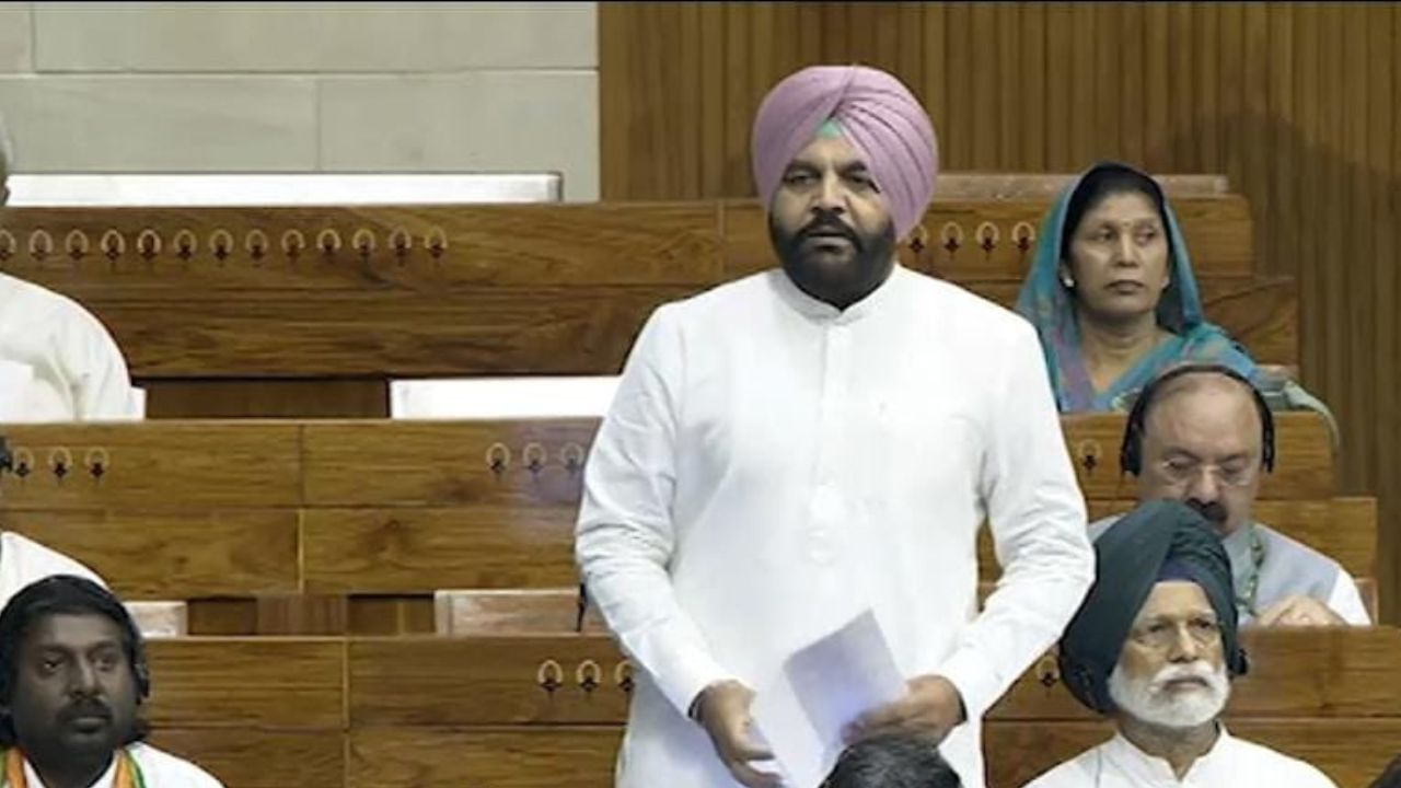 MP ਔਜਲਾ ਨੇ ਚੁੱਕਿਆ ਦਰਬਾਰ ਸਾਹਿਬ ਦਾ ਮੁੱਦਾ, ਜੰਗਬੰਦੀ ਨੂੰ ਲੈ ਕੇ ਕੇਂਦਰ ‘ਤੇ ਚੁੱਕੇ ਸਵਾਲ MP ਔਜਲਾ ਨੇ ਚੁੱਕਿਆ ਦਰਬਾਰ ਸਾਹਿਬ ਦਾ ਮੁੱਦਾ, ਜੰਗਬੰਦੀ ਨੂੰ ਲੈ ਕੇ ਕੇਂਦਰ ‘ਤੇ ਚੁੱਕੇ ਸਵਾਲ
