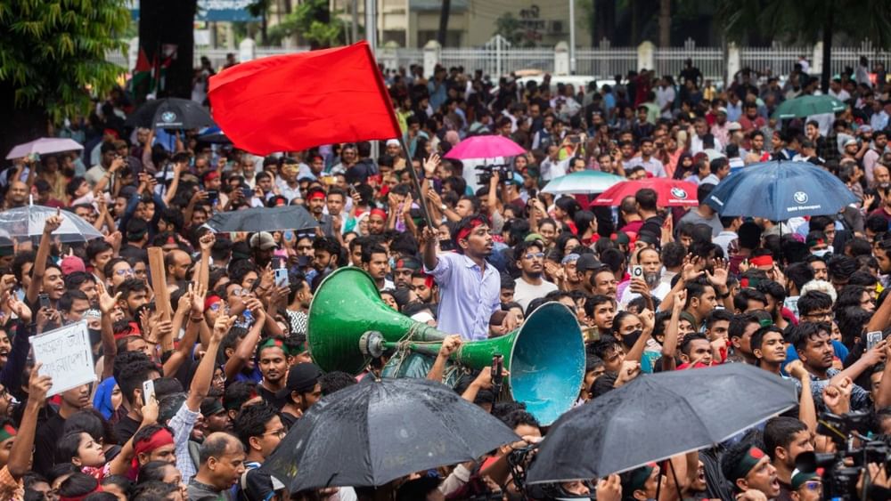 ਬੰਗਲਾਦੇਸ਼ ‘ਚ ਰਾਖਵੇਂਕਰਨ ਦੇ ਖਿਲਾਫ ਚੱਲ ਰਿਹਾ ਪ੍ਰਦਰਸ਼ਨ ਹੁਣ ਵੱਡੇ ਅੰਦੋਲਨ ‘ਚ ਬਦਲ ਗਿਆ ਹੈ। ਇਸ ਦੌਰਾਨ ਖ਼ਬਰ ਹੈ ਕਿ ਬੰਗਲਾਦੇਸ਼ ਦੀ ਪ੍ਰਧਾਨ ਮੰਤਰੀ ਸ਼ੇਖ ਹਸੀਨਾ ਢਾਕਾ ਪੈਲੇਸ ਛੱਡ ਕੇ ਕਿਸੇ ਸੁਰੱਖਿਅਤ ਥਾਂ ‘ਤੇ ਚਲੇ ਗਏ ਹਨ। ਪ੍ਰਧਾਨ ਮੰਤਰੀ ਸ਼ੇਖ ਹਸੀਨਾ ਦੇ ਅਸਤੀਫੇ ਦੀ ਮੰਗ ਕਰਦੇ ਹੋਏ ਲੱਖਾਂ ਲੋਕ ਕਰਫਿਊ ਤੋੜ ਕੇ ਸੜਕਾਂ ‘ਤੇ ਉਤਰ ਆਏ ਹਨ। ( Pic Credit: PTI)