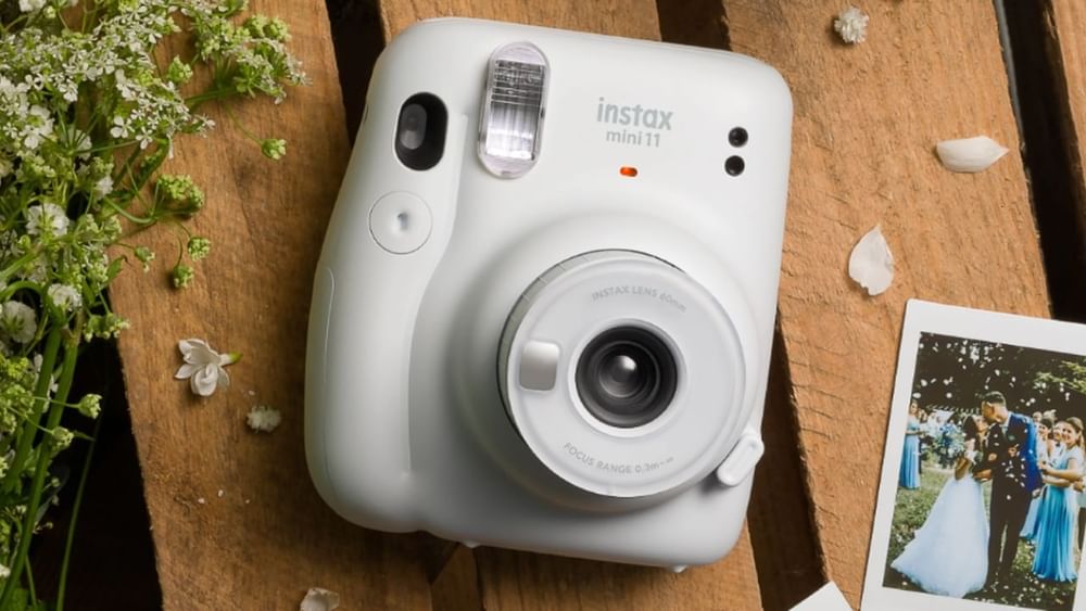 Fujifilm Instax Mini 11: ਜ਼ਿਆਦਾਤਰ ਕੁੜੀਆਂ ਫੋਟੋਗ੍ਰਾਫੀ ਦੀਆਂ ਸ਼ੌਕੀਨ ਹੁੰਦੀਆਂ ਹਨ। ਜੇਕਰ ਉਨ੍ਹਾਂ ਨੂੰ ਫੋਟੋ ਕਲਿੱਕ ਕਰਨ ਦੇ ਤੁਰੰਤ ਬਾਅਦ ਮਿਲ ਜਾਂਦੀ ਹੈ ਤਾਂ ਉਨ੍ਹਾਂ ਦੀ ਖੁਸ਼ੀ ਦੀ ਕੋਈ ਹੱਦ ਨਹੀਂ ਰਹੇਗੀ। ਤੁਸੀਂ ਇਹ ਕੈਮਰਾ ਆਪਣੀ ਭੈਣ ਨੂੰ ਗਿਫਟ ਕਰ ਸਕਦੇ ਹੋ। ਇਹ ਤੁਹਾਨੂੰ Amazon 'ਤੇ 6,499 ਰੁਪਏ 'ਚ ਡਿਸਕਾਊਂਟ ਦੇ ਨਾਲ ਮਿਲੇਗਾ।