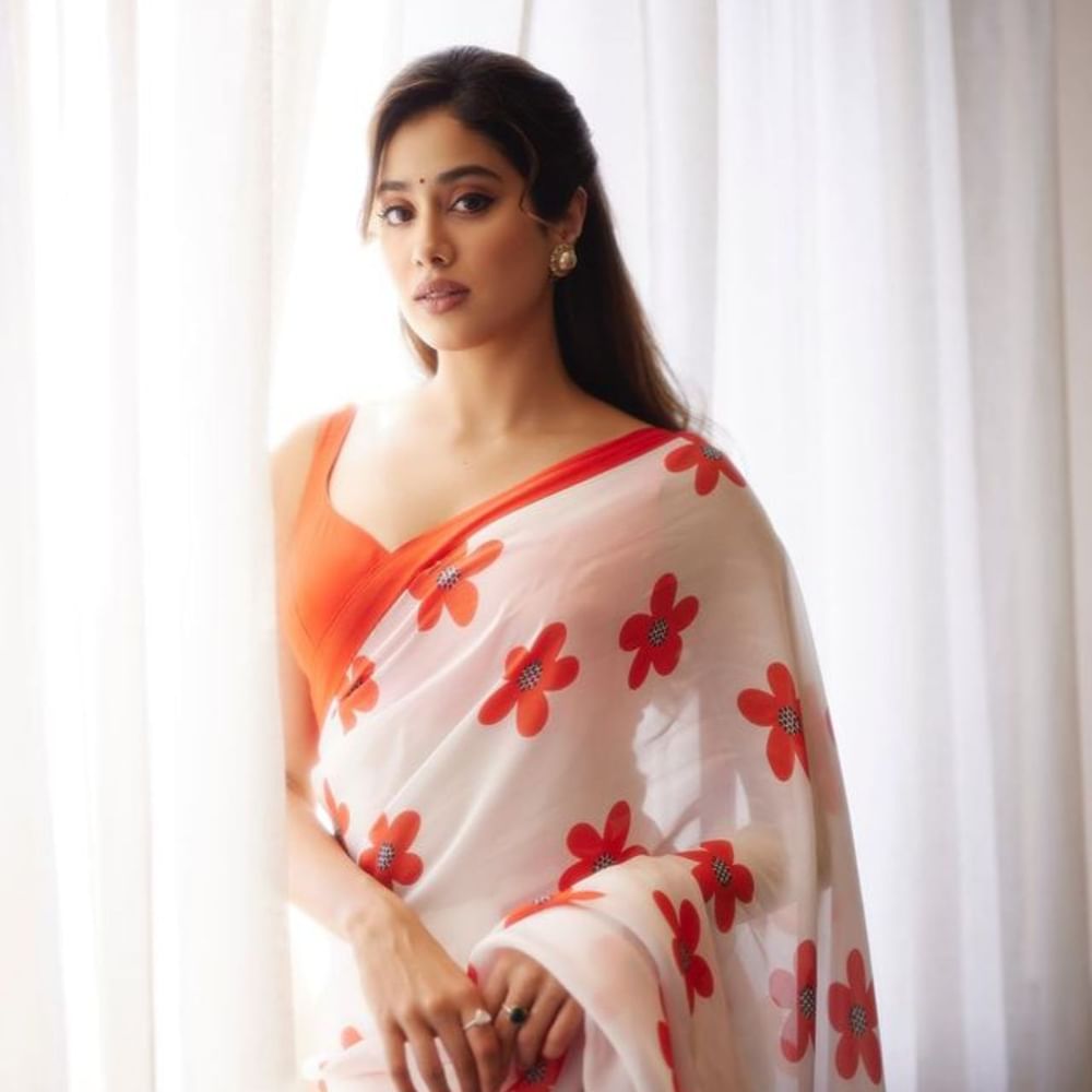 ਜੇਕਰ ਤੁਸੀਂ ਆਪਣੀ ਸਾਦਗੀ ਨਾਲ ਸਾਰਿਆਂ ਦਾ ਦਿਲ ਜਿੱਤਣਾ ਚਾਹੁੰਦੇ ਹੋ, ਤਾਂ ਤੁਸੀਂ ਅਦਾਕਾਰਾ ਜਾਹਨਵੀ ਦੀ ਇਸ ਸਧਾਰਨ ਹਲਕੇ ਫਲੋਰਲ ਸਾੜ੍ਹੀ ਨੂੰ ਪਹਿਨ ਸਕਦੇ ਹੋ। ਜੇਕਰ ਤੁਸੀਂ ਇਸ ਨੂੰ ਪਹਿਨ ਕੇ ਜਨਮ ਅਸ਼ਟਮੀ ਦੇ ਮੇਲੇ 'ਤੇ ਜਾਓਗੇ ਤਾਂ ਤੁਸੀਂ ਸਾਰਿਆਂ ਦਾ ਦਿਲ ਜਿੱਤ ਲਓਗੇ।