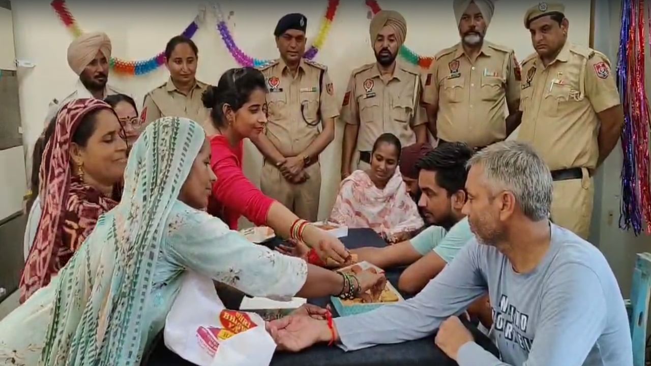 ਪੰਜਾਬ ਦੀਆਂ ਜੇਲ੍ਹਾਂ ‘ਚ ਮਨਾਇਆ ਗਿਆ ਰੱਖੜੀ ਦਾ ਤਿਉਹਾਰ, ਭੈਣਾਂ ਭਰਾਵਾਂ ਦੇ ਗੁੱਟ ‘ਤੇ ਰੱਖੜੀ ਬੰਨ੍ਹ ਹੋਈਆਂ ਭਾਵੁਕ ਪੰਜਾਬ ਦੀਆਂ ਜੇਲ੍ਹਾਂ ‘ਚ ਮਨਾਇਆ ਗਿਆ ਰੱਖੜੀ ਦਾ ਤਿਉਹਾਰ, ਭੈਣਾਂ ਭਰਾਵਾਂ ਦੇ ਗੁੱਟ ‘ਤੇ ਰੱਖੜੀ ਬੰਨ੍ਹ ਹੋਈਆਂ ਭਾਵੁਕ