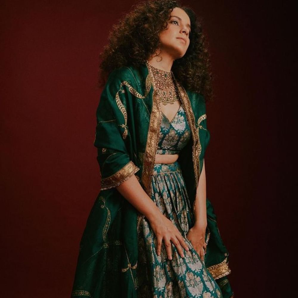 ਜੇਕਰ ਤੁਸੀਂ ਆਪਣੇ ਗਣੇਸ਼ ਚਤੁਰਥੀ ਪਹਿਰਾਵੇ ਨੂੰ ਲੈ ਕੇ ਚਿੰਤਤ ਹੋ, ਤਾਂ ਤੁਸੀਂ ਕੰਗਨਾ ਦੇ ਗ੍ਰੀਨ ਥੀਮ ਵਾਲੇ Outfit ਤੋਂ ਆਈਡੀਆ ਲੈ ਸਕਦੇ ਹੋ। ਆਪਣੇ ਖਾਸ ਲੁੱਕ 'ਚ ਕੰਗਨਾ ਰਣੌਤ ਨੇ ਬਲਾਊਜ਼ ਦੇ ਨਾਲ ਹਰੇ ਰੰਗ ਦਾ ਬ੍ਰੋਕੇਡ ਸਕਰਟ ਕੈਰੀ ਕੀਤਾ ਹੈ। ਉਨ੍ਹਾਂ ਦਾ ਹਰਾ ਦੁਪੱਟਾ ਲੁੱਕ ਨੂੰ ਕੰਪਲੀਟ ਕਰ ਰਿਹਾ ਹੈ। Pic Credit: Instagram