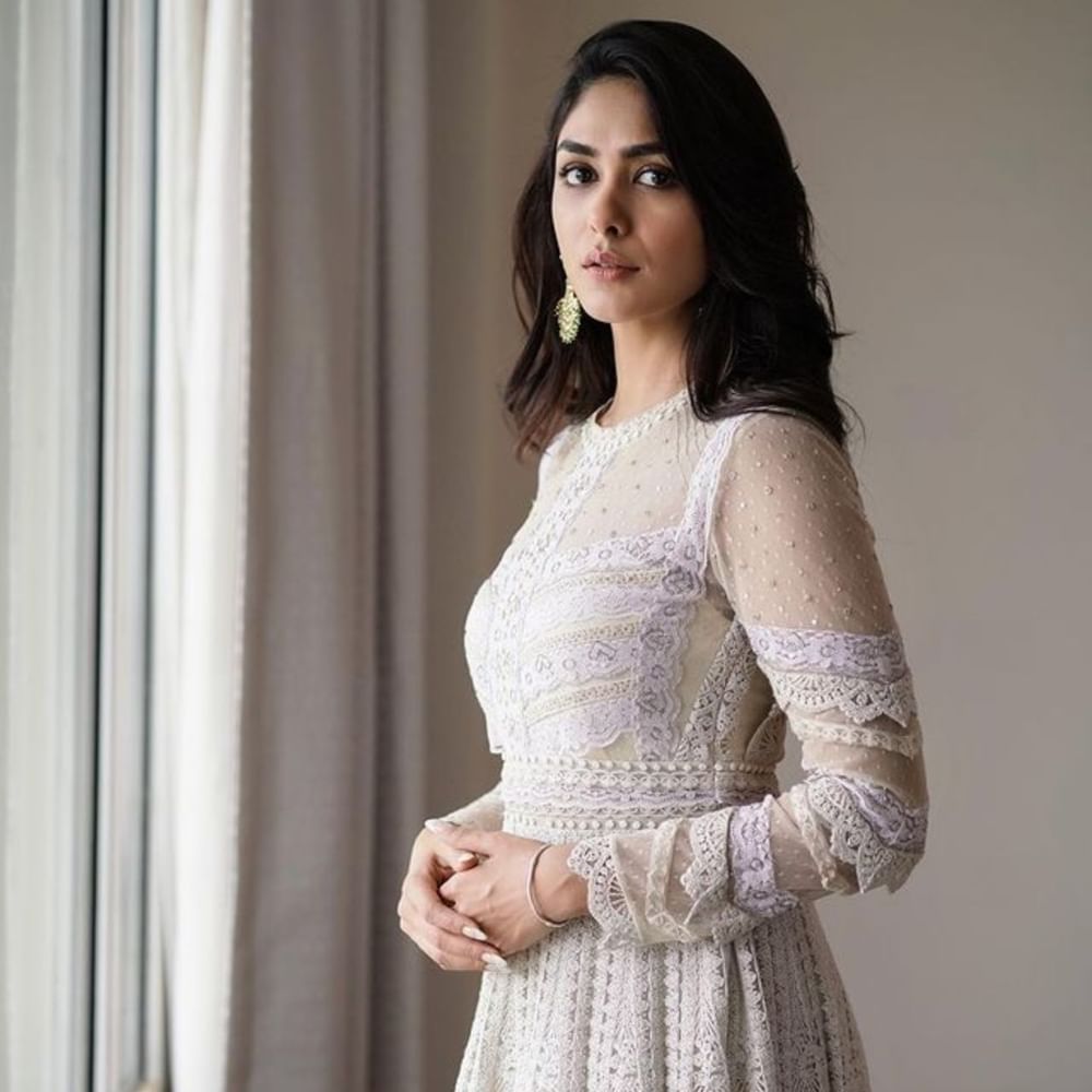 Mrunal Thakur Suit Looks: ਮ੍ਰਿਣਾਲ ਦੀ ਫੈਸ਼ਨ ਸੈਂਸ ਕਮਾਲ ਦੀ ਹੈ। ਉਹ ਇੰਡੋ ਪੱਛਮੀ ਪਹਿਰਾਵੇ ਤੋਂ ਲੈ ਕੇ ਸਾੜੀਆਂ, ਸੂਟ ਅਤੇ ਸਿਜ਼ਲਿੰਗ ਵੈਸਟਰਨ ਡ੍ਰੈਸੈੱਸਜ ਨੂੰ ਕੈਰੀ ਕਰ ਸਕਦੇ ਹੋ। ਜੇਕਰ ਤੁਸੀਂ ਇਸ ਗੱਲ ਨੂੰ ਲੈ ਕੇ ਉਲਝਣ 'ਚ ਹੋ ਕਿ ਰੱਖੜੀ 'ਤੇ ਕਿਹੜਾ ਪਹਿਰਾਵਾ ਪਹਿਨਣਾ ਹੈ, ਤਾਂ ਤੁਸੀਂ ਮ੍ਰਿਣਾਲ ਠਾਕੁਰ ਤੋਂ Inspiration ਲੈ ਸਕਦੇ ਹੋ।  ( Pic Credit: Instagram)
