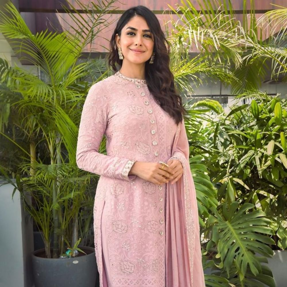 ਇਸ ਲੁੱਕ ਵਿੱਚ, ਮ੍ਰਿਣਾਲ ਨੇ Minimal ਮੇਕਅਪ ਅਤੇ ਝੁਮਕੇ ਦੇ ਨਾਲ ਬਹੁਤ ਹੀ ਸੁੰਦਰ ਫੁੱਲ ਸਲੀਵਜ਼ ਗੁਲਾਬੀ ਕੁੜਤਾ ਪਹਿਨਿਆ ਹੈ। ਤੁਸੀਂ ਰੱਖੜੀ 'ਤੇ ਚਿਕਨਕਾਰੀ ਫੈਬਰਿਕ 'ਚ ਬਣੇ ਇਸ ਸਟ੍ਰੇਟ ਕੁੜਤੇ ਨੂੰ ਵੀ ਟ੍ਰਾਈ ਕਰ ਸਕਦੇ ਹੋ। ( Pic Credit: Instagram)