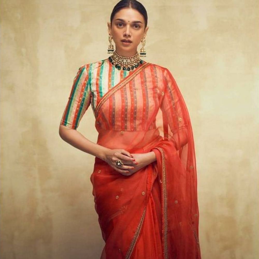 ਅਦਿਤੀ ਰਾਓ ਹੈਦਰੀ ਨੇ ਲਾਲ ਰੰਗ ਦੀ ਸਾੜੀ ਪਾਈ ਹੈ, ਜੋ ਪੂਰੀ ਤਰ੍ਹਾਂ ਸ਼ਿਫੋਨ ਫੈਬਰਿਕ ਦੀ ਬਣੀ ਹੋਈ ਹੈ। ਸਾੜ੍ਹੀ ਦੇ ਬਾਰਡਰ ਨੂੰ ਗੋਲਡਨ ਲੇਸ ਨਾਲ ਸਜਾਇਆ ਗਿਆ ਹੈ। ਸਾੜ੍ਹੀ ਨੂੰ Rich ਅਤੇ Royal ਦਿੱਖ ਦੇਣ ਲਈ, ਅਦਿਤੀ ਰਾਓ ਹੈਦਰੀ ਨੇ ਮਲਟੀ-ਪ੍ਰਿੰਟਿਡ ਸਟ੍ਰਿਪਡ ਬਲਾਊਜ਼ ਪਹਿਨਿਆ ਹੈ।