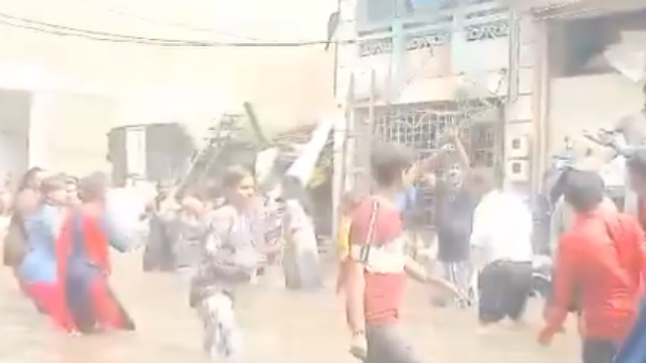 Viral Video: ਲੋਕਾਂ ਨੇ ਗੋਡੇ ਗੋਡੇ ਪਾਣੀ ‘ਚ ਖੜ੍ਹੇ ਹੋ ਕੇ ਕੀਤਾ ਗਰਬਾ, ਵੀਡੀਓ ਸੋਸ਼ਲ ਮੀਡੀਆ ‘ਤੇ ਵਾਇਰਲ Viral Video: ਲੋਕਾਂ ਨੇ ਗੋਡੇ ਗੋਡੇ ਪਾਣੀ ‘ਚ ਖੜ੍ਹੇ ਹੋ ਕੇ ਕੀਤਾ ਗਰਬਾ, ਵੀਡੀਓ ਸੋਸ਼ਲ ਮੀਡੀਆ ‘ਤੇ ਵਾਇਰਲ