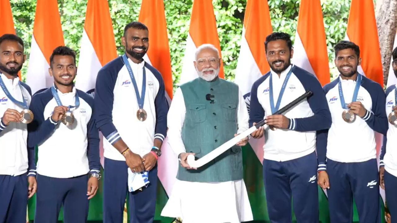 PM ਮੋਦੀ ਦੀ ਪੈਰਿਸ ਓਲੰਪਿਕ ‘ਚ ਇਤਿਹਾਸ ਰਚਣ ਵਾਲੇ ਖਿਡਾਰੀਆਂ ਨਾਲ ਮੁਲਾਕਾਤ, ਤੋਹਫੇ ਵਜੋਂ ਜਰਸੀ ਅਤੇ ਹਾਕੀ ਸਟਿੱਕ ਮਿਲੀ PM ਮੋਦੀ ਦੀ ਪੈਰਿਸ ਓਲੰਪਿਕ ‘ਚ ਇਤਿਹਾਸ ਰਚਣ ਵਾਲੇ ਖਿਡਾਰੀਆਂ ਨਾਲ ਮੁਲਾਕਾਤ, ਤੋਹਫੇ ਵਜੋਂ ਜਰਸੀ ਅਤੇ ਹਾਕੀ ਸਟਿੱਕ ਮਿਲੀ