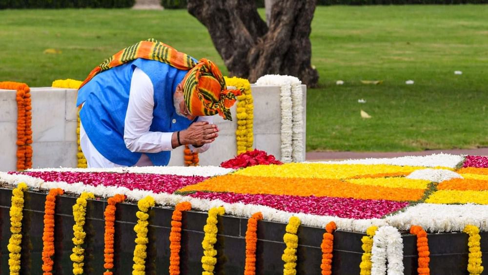 ਕੱਪੜੇ ਨੂੰ ਰੰਗਣ ਲਈ, ਇਸਨੂੰ ਗਰਮ ਰੰਗ ਦੇ ਮਿਸ਼ਰਣ ਵਿੱਚ ਪਾਇਆ ਜਾਂਦਾ ਹੈ. ਇਸ ਵਿਚ ਨਮਕ ਵੀ ਮਿਲਾਇਆ ਜਾਂਦਾ ਹੈ। ਇਸ ਤੋਂ ਬਾਅਦ, ਕੱਪੜੇ ਨੂੰ ਚੰਗੀ ਤਰ੍ਹਾਂ ਮੋੜਕੇਤੇ ਹੌਲੀ-ਹੌਲੀ ਕੁੱਟਿਆ ਜਾਂਦਾ ਹੈ। ਇਸ ਕਾਰਨ ਰੰਗ ਧਾਗਿਆਂ ਵਿੱਚ ਡੂੰਘੇ ਪ੍ਰਵੇਸ਼ ਕਰ ਜਾਂਦਾ ਹੈ। ਇਸ ਤੋਂ ਬਾਅਦ ਖੂੰਟੀ ਦੀ ਮਦਦ ਨਾਲ ਕੱਪੜੇ ‘ਚੋਂ ਪਾਣੀ ਕੱਢ ਲਿਆ ਜਾਂਦਾ ਹੈ। ਕੱਪੜਾ ਸੁੱਕਣ ਤੋਂ ਬਾਅਦ, ਇਸ ਦੇ ਇੱਕ ਸਿਰੇ ਨੂੰ ਖੋਲ੍ਹਣ ਲਈ ਪੈਰ ਦੇ ਅੰਗੂਠੇ ਦੇ ਦੁਆਲੇ ਘੁੰਮਾਇਆ ਜਾਂਦਾ ਹੈ। ਅਜਿਹਾ ਗੰਢਾਂ ਦੇ ਢਿੱਲੇ ਸਿਰਿਆਂ ਨੂੰ ਖਿੱਚ ਕੇ ਕੀਤਾ ਜਾਂਦਾ ਹੈ। ਇਸ ਤਰ੍ਹਾਂ ਲਹਿਰੀਆ ਤਿਆਰ ਕੀਤਾ ਜਾਂਦਾ ਹੈ। ( Pic Credit: PTI)