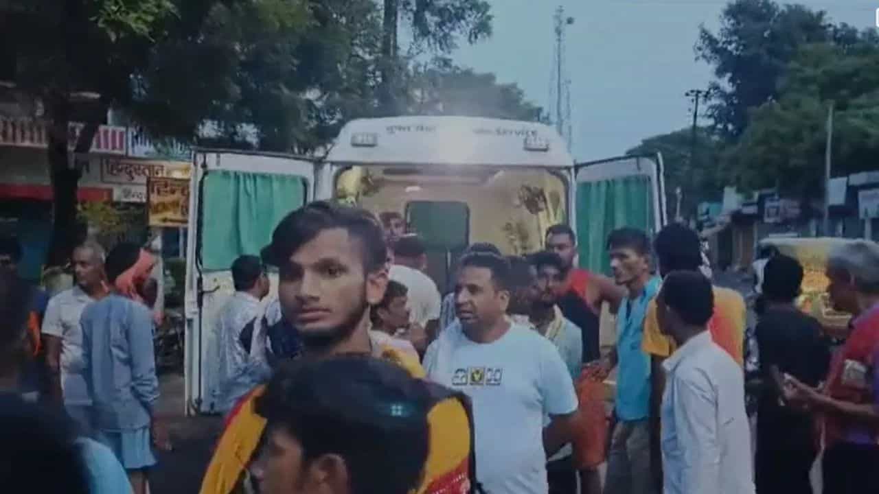 ਸਿੱਧੇਸ਼ਵਰਨਾਥ ਮੰਦਰ ਚ ਮਚੀ ਭਾਜੜ, 7 ਸ਼ਰਧਾਲੂਆਂ ਦੀ ਮੌਤ, 12 ਜ਼ਖ਼ਮੀ ਸਿੱਧੇਸ਼ਵਰਨਾਥ ਮੰਦਰ ਚ ਮਚੀ ਭਾਜੜ, 7 ਸ਼ਰਧਾਲੂਆਂ ਦੀ ਮੌਤ, 12 ਜ਼ਖ਼ਮੀ