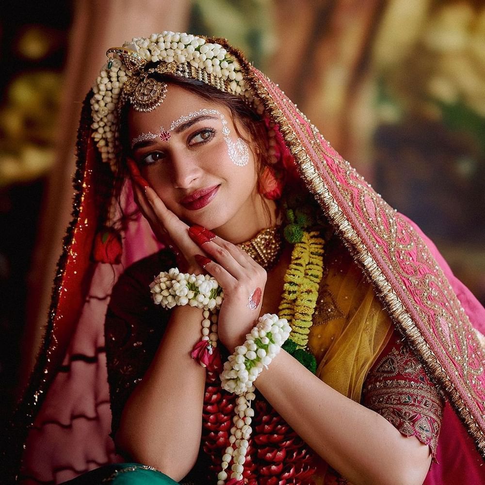 ਤਮੰਨਾ ਦਾ ਇਹ ਫੋਟੋਸ਼ੂਟ ਕਰਨ ਤੌਰਾਨੀ ਦੇ ਲਗਜ਼ਰੀ ਕਲਾਥਿੰਗ ਬ੍ਰਾਂਡ ਤੌਰਾਨੀ ਫੈਸ਼ਨ ਲਈ ਕਰਵਾਇਆ ਗਿਆ ਹੈ। ਜਨਮ ਅਸ਼ਟਮੀ ਦੇ ਮੌਕੇ 'ਤੇ ਤਮੰਨਾ ਦਾ ਇਹ ਫੋਟੋਸ਼ੂਟ ਸਾਰਿਆਂ ਦਾ ਧਿਆਨ ਆਪਣੇ ਵੱਲ ਖਿੱਚ ਰਿਹਾ ਹੈ। (Pic Credit: Instagram)