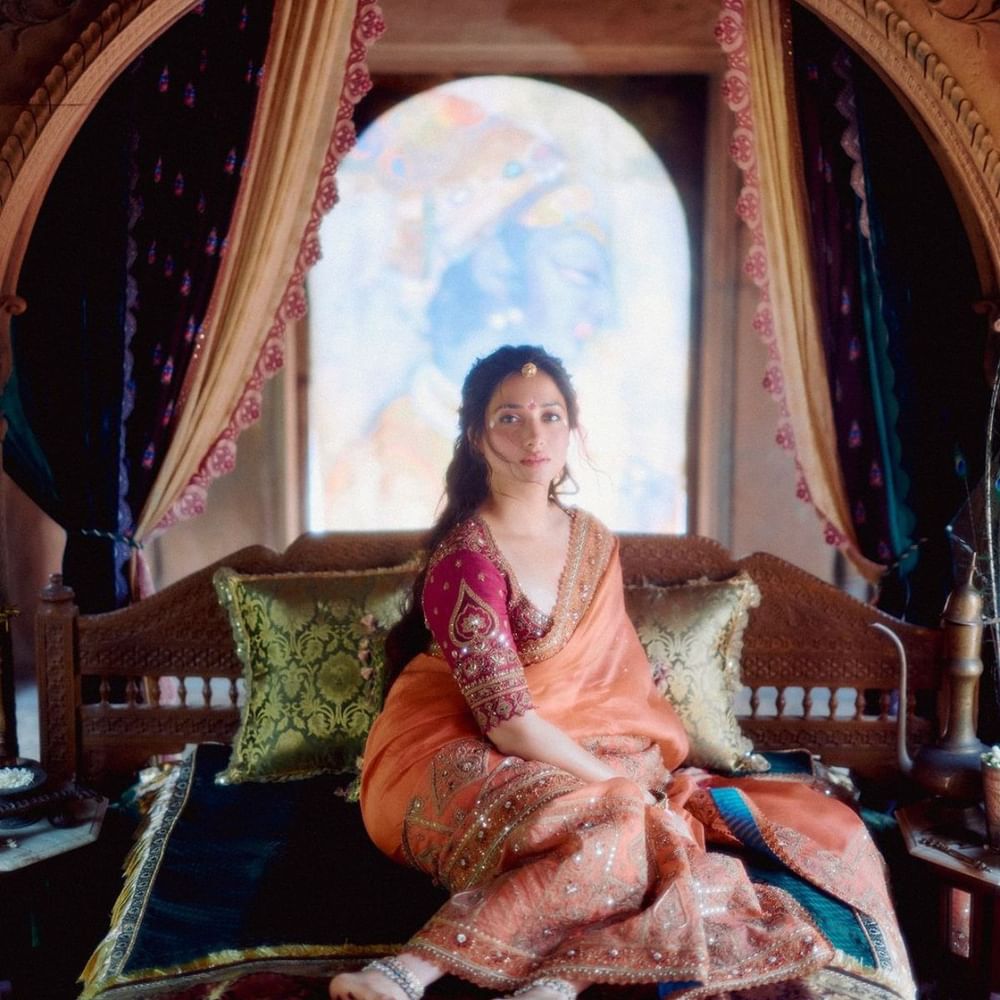 ਤਮੰਨਾ ਪੇਸਟਲ ਰੰਗ ਦੇ ਲਹਿੰਗਾ 'ਚ ਨਜ਼ਰ ਆ ਰਹੀ ਹੈ। ਇਸ ਦੇ ਨਾਲ ਉਨ੍ਹਾਂ ਨੇ ਸਿੰਪਲ ਮੇਕਅੱਪ ਅਤੇ ਸੁੰਦਰ ਹੇਅਰ ਸਟਾਈਲ ਨਾਲ ਆਪਣੀ ਲੁੱਕ ਨੂੰ ਪੂਰਾ ਕੀਤਾ ਹੈ। ਉਨ੍ਹਾਂ ਦੇ ਕੱਪੜਿਆਂ ਵਿੱਚ ਗੁਲਾਬੀ, ਵਾਇਲੇਟ, ਹਰਾ ਅਤੇ ਹੋਰ ਰੰਗ ਸ਼ਾਮਲ ਹਨ।(Pic Credit: Instagram)