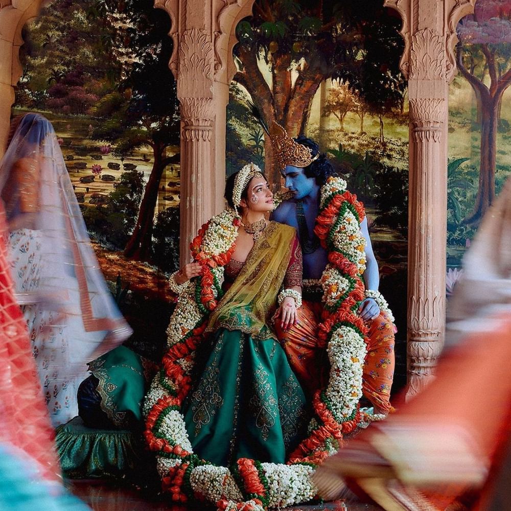 ਤਮੰਨਾ ਨੂੰ ਦੇਖ ਕੇ ਸਾਰਿਆਂ ਦੀਆਂ ਨਜ਼ਰਾਂ ਉਨ੍ਹਾਂ 'ਤੇ ਟਿਕੀਆਂ ਹੋਈਆਂ ਹਨ। ਤਸਵੀਰਾਂ 'ਚ ਉਨ੍ਹਾਂ ਦੇ ਮੱਥੇ 'ਤੇ ਬਿੰਦੀ ਦੀ ਬਜਾਏ ਕਮਲ ਦਾ ਫੁੱਲ ਬਣਾਇਆ ਗਿਆ ਹੈ, ਜੋ ਕਿ ਬਹੁਤ ਹੀ ਖੂਬਸੂਰਤ ਲੱਗ ਰਿਹਾ ਹੈ। (Pic Credit: Instagram)
