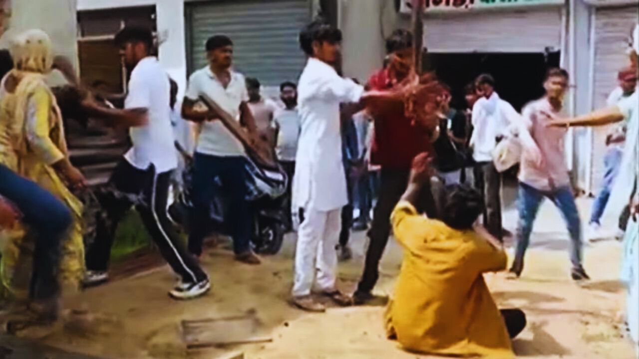 Haryana: ਬੀਫ਼ ਖਾਣ ਦੇ ਸ਼ੱਕ ‘ਚ ਮਜ਼ਦੂਰ ਦਾ ਕੁੱਟ-ਕੁੱਟ ਕੇ ਕੀਤਾ ਕਤਲ, ਗਊ ਰੱਖਿਆ ਦਲ ਦੇ 5 ਮੈਂਬਰ ਗ੍ਰਿਫ਼ਤਾਰ Haryana: ਬੀਫ਼ ਖਾਣ ਦੇ ਸ਼ੱਕ ‘ਚ ਮਜ਼ਦੂਰ ਦਾ ਕੁੱਟ-ਕੁੱਟ ਕੇ ਕੀਤਾ ਕਤਲ, ਗਊ ਰੱਖਿਆ ਦਲ ਦੇ 5 ਮੈਂਬਰ ਗ੍ਰਿਫ਼ਤਾਰ