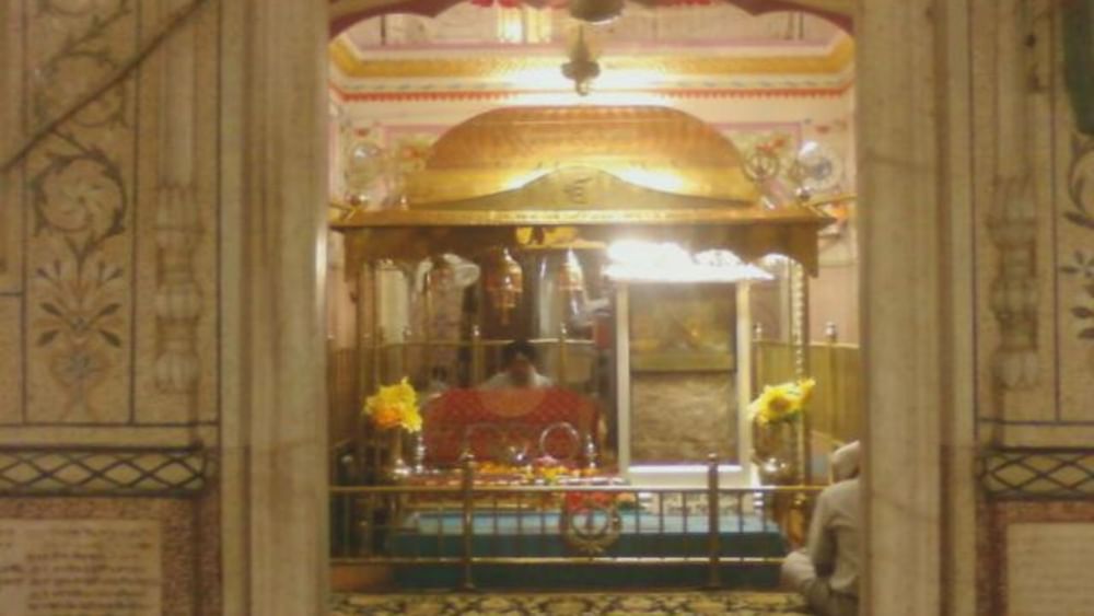 ਫਿਲਹਾਲ ਇਸ ਕੰਧ ਨੂੰ ਸ਼ੀਸ਼ੇ ਦੇ ਕੇਸ ਵਿੱਚ ਸੁਰੱਖਿਅਤ ਕਰ ਦਿੱਤਾ ਗਿਆ ਹੈ। ਇੱਥੇ ਮੱਥਾ ਟੇਕਣ ਆਏ ਲੋਕ ਕੰਧ ਤੋਂ ਮਿੱਟੀ ਪੁੱਟ ਕੇ ਆਪਣੇ ਨਾਲ ਲੈ ਜਾਂਦੇ ਸਨ। ਅਸਲ ਵਿੱਚ ਲੋਕਾਂ ਵਿੱਚ ਇਹ ਵਿਸ਼ਵਾਸ ਸੀ ਕਿ ਇੱਥੋਂ ਦੀ ਮਿੱਟੀ ਜਿਸਨੂੰ ਗੁਰੂ ਜੀ ਦੇ ਪਵਿੱਤਰ ਹੱਥ ਲੱਗੇ ਹਨ ਅਤੇ ਇਸ ਨੂੰ ਖਾਣ ਨਾਲ ਬਿਮਾਰੀਆਂ ਦੂਰ ਹੋ ਸਕਦੀਆਂ ਹਨ।