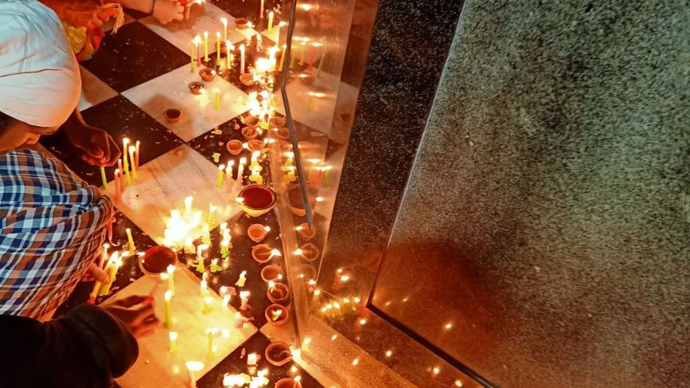 ਗੁਰਦੁਆਰਾ ਸ੍ਰੀ ਕੰਧ ਸਾਹਿਬ ਜੀ ਦਾ ਇਤਿਹਾਸ ਸ੍ਰੀ ਗੁਰੂ ਨਾਨਕ ਦੇਵ ਜੀ ਦੇ ਵਿਆਹ ਨਾਲ ਜੁੜਿਆ ਹੋਇਆ ਹੈ। ਗੁਰਦੁਆਰਾ ਡੇਹਰਾ ਸਾਹਿਬ ਲੜਕੀ ਦੇ ਘਰ ਵਾਲੀ ਥਾਂ 'ਤੇ ਬਣਿਆ ਹੋਇਆ ਹੈ। ਜੋ ਕਿ ਗੁਰੂਦੁਆਰਾ ਕੰਧ ਸਾਹਿਬ ਦੇ ਨੇੜੇ ਹੈ। ਗ੍ਰੰਥਾਂ ਅਨੁਸਾਰ ਗੁਰੂ ਜੀ ਦੇ ਸਹੁਰਿਆਂ ਨੇ ਉਸ ਸਮੇਂ ਕੱਚੇ ਘਰ ਵਿੱਚ ਵਿਆਹ ਦੀ ਬਰਾਤ ਨੂੰ ਰੁਕਵਾਇਆ ਸੀ। ਇਸ ਦੀ ਕੰਧ ਅੱਜ ਵੀ ਉਸੇ ਤਰ੍ਹਾਂ ਖੜੀ ਹੈ। ਇਸਨੂੰ ਸ਼ੀਸ਼ੇ ਦੇ ਫਰੇਮ ਵਿੱਚ ਰੱਖਿਆ ਗਿਆ ਹੈ।