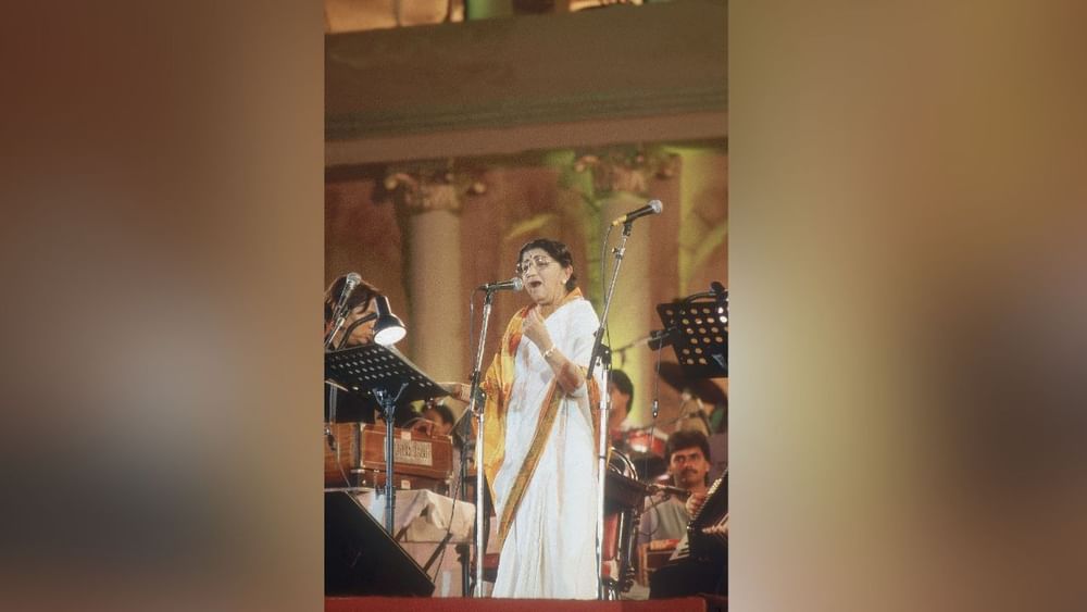 ਸੰਗੀਤ ਜਗਤ ਦੀ ਸਰਤਾਜ ਵਜੋਂ ਜਾਣੀ ਜਾਂਦੀ ਸਵਰ ਨਾਈਟਿੰਗੇਲ ਲਤਾ ਮੰਗੇਸ਼ਕਰ ਦੇ ਮਾਤਾ-ਪਿਤਾ ਨੇ ਉਨ੍ਹਾਂ ਦਾ ਨਾਂ ਹੇਮਾ ਰੱਖਿਆ ਸੀ। ਪਰ ਬਾਅਦ ਵਿੱਚ, ਇੱਕ ਨਾਟਕ ਵਿੱਚ ਇੱਕ ਕਿਰਦਾਰ ਤੋਂ ਪ੍ਰੇਰਿਤ ਹੋ ਕੇ, ਉਨ੍ਹਾਂ ਦੇ ਪਿਤਾ ਦੀਨਾਨਾਥ ਮੰਗੇਸ਼ਕਰ ਨੇ ਉਨ੍ਹਾਂ ਦਾ ਨਾਮ ਲਤਾ ਰੱਖਿਆ। ਬਹੁਤ ਘੱਟ ਲੋਕ ਜਾਣਦੇ ਹਨ ਕਿ ਉਨ੍ਹਾਂ ਨੂੰ ਇੱਕ ਵਾਰ ਦਿਲੀਪ ਕੁਮਾਰ ਦੀ ਇੱਕ ਫ਼ਿਲਮ ਵਿੱਚੋਂ ਇਹ ਕਹਿ ਕੇ ਬਾਹਰ ਕਰ ਦਿੱਤਾ ਗਿਆ ਸੀ ਕਿ ਉਨ੍ਹਾਂ ਦੀ ਆਵਾਜ਼ ਬਹੁਤ ਪਤਲੀ ਸੀ। Pic Credit: Getty Images