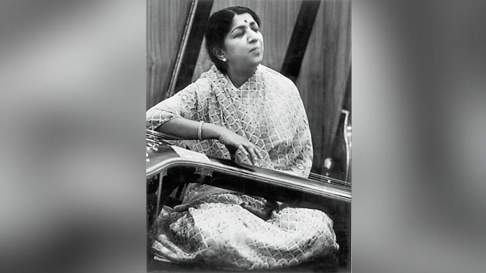 ਸਾਲ 1948 'ਚ ਫਿਲਮ 'ਜ਼ਿੱਦੀ' ਆਈ, ਗੀਤ ਸੁਪਰਹਿੱਟ ਸੀ। ਲਤਾ ਮੰਗੇਸ਼ਕਰ ਨੇ ਉਸ ਦੌਰ ਦੀ ਮਸ਼ਹੂਰ ਅਦਾਕਾਰਾ ਕਾਮਿਨੀ ਕੌਸ਼ਲ ਲਈ ਗੀਤ ਗਾਏ ਸਨ। ਫਿਲਮ ਨੂੰ ਕਾਫੀ ਪਸੰਦ ਕੀਤਾ ਗਿਆ ਸੀ। ਉਨ੍ਹਾਂ ਸਮਿਆਂ ਵਿੱਚ, ਗਾਇਕ ਦਾ ਨਾਮ ਡਿਸਕ 'ਤੇ ਸ਼ਾਮਲ ਨਹੀਂ ਹੁੰਦਾ ਸੀ, ਇਸ ਲਈ ਲਤਾ ਦਾ ਨਾਮ ਵੀ ਡਿਸਕ 'ਤੇ ਸ਼ਾਮਲ ਨਹੀਂ ਕੀਤਾ ਗਿਆ ਸੀ। ਲਗਭਗ 70 ਸਾਲਾਂ ਤੱਕ ਉਨ੍ਹਾਂ ਨੇ ਆਪਣੀ ਮਿੱਠੀ ਆਵਾਜ਼ ਨਾਲ ਹਿੰਦੀ ਸਿਨੇਮਾ ਜਗਤ ਨੂੰ ਮੋਹਿਤ ਰੱਖਿਆ। ਪਰ ਡਿਸਕ 'ਤੇ ਨਾਮ ਲਤਾ ਮੰਗੇਸ਼ਕਰ ਦਾ ਨਹੀਂ ਸਗੋਂ ਆਸ਼ਾ ਦਾ ਸੀ। ਆਸ਼ਾ ਦਾ ਮਤਲਬ ਉਸ ਦੀ ਛੋਟੀ ਭੈਣ ਨਹੀਂ, ਉਸ ਫ਼ਿਲਮ ਵਿੱਚ ਕਾਮਿਨੀ ਕੌਸ਼ਲ ਦੇ ਕਿਰਦਾਰ ਦਾ ਨਾਮ ਆਸ਼ਾ ਸੀ। Pic Credit: Getty Images