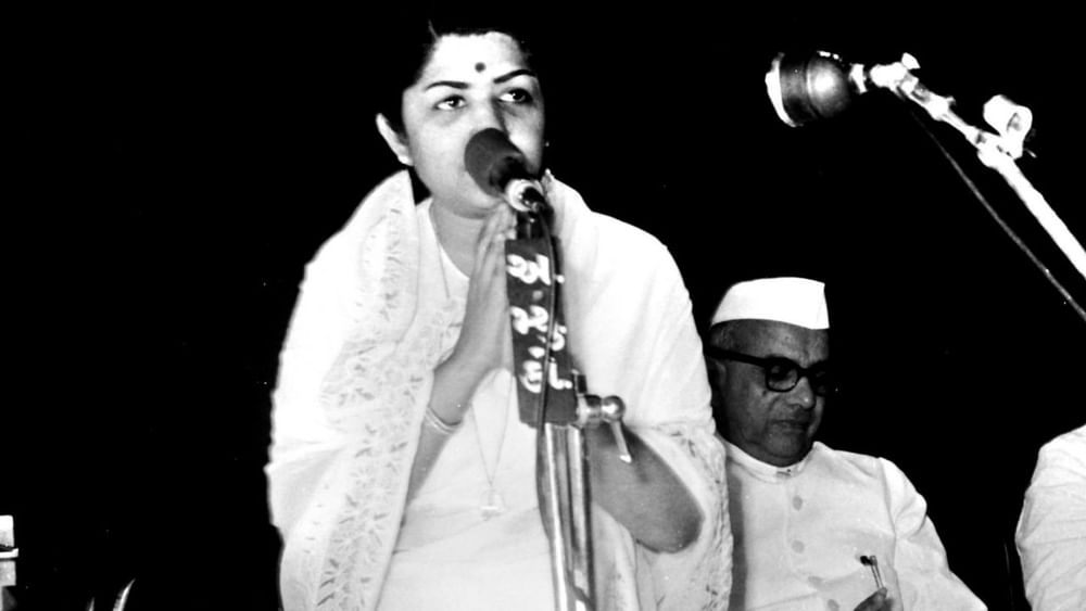 ਲਤਾ ਮੰਗੇਸ਼ਕਰ ਦੇ ਖਾਤੇ ਵਿੱਚ 50 ਹਜ਼ਾਰ ਤੋਂ ਵੱਧ ਗੀਤ ਗਾਉਣ ਦਾ ਰਿਕਾਰਡ ਹੈ। ਉਨ੍ਹਾਂ ਨੇ ਹੁਣ ਤੱਕ 141 ਵੱਖ-ਵੱਖ ਭਾਸ਼ਾਵਾਂ ਵਿੱਚ ਗੀਤ ਗਾਏ ਹਨ। ਉਨ੍ਹਾਂ ਨੇ ਸਿਰਫ 13 ਸਾਲ ਦੀ ਉਮਰ ਵਿੱਚ ਆਪਣੇ ਗਾਇਕੀ ਕਰੀਅਰ ਦੀ ਸ਼ੁਰੂਆਤ ਕੀਤੀ ਸੀ। ਲਤਾ ਜੀ ਨੇ ਖੁਦ ਕਿਹਾ ਸੀ ਕਿ ਉਨ੍ਹਾਂ ਦੇ ਗਾਏ ਗੀਤ ਉਨ੍ਹਾਂ ਨੇ ਇਸ ਲਈ ਨਹੀਂ ਸੁਣੇ ਕਿਉਂਕਿ ਉਨ੍ਹਾਂ ਦੇ ਗਾਏ ਗੀਤਾਂ ਵਿੱਚ ਉਨ੍ਹਾਂ ਨੂੰ ਸੈਂਕੜੇ ਕਮੀਆਂ ਨਜ਼ਰ ਆਉਂਦੀਆਂ ਹਨ, ਉਹ ਆਪਣੇ ਪਸੰਦੀਦਾ ਸੰਗੀਤ ਨਿਰਦੇਸ਼ਕ ਵਜੋਂ ਮਦਨ ਮੋਹਨ ਦਾ ਨਾਂ ਲੈਂਦੇ ਸੀ। Pic Credit: Getty Images