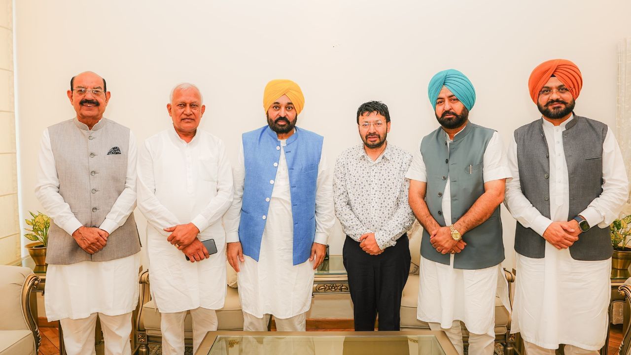 CM Meet With New Ministers: ਪੂਰੀ ਦਿਆਨਤਦਾਰੀ, ਸਮਰਪਣ, ਸੰਜੀਦਗੀ ਤੇ ਵਚਨਬੱਧਤਾ ਨਾਲ ਕਰੋ ਆਪਣਾ ਕੰਮ: ਮੁੱਖ ਮੰਤਰੀ ਨੇ ਨਵੇਂ ਮੰਤਰੀਆਂ ਨੂੰ ਦਿੱਤੀ ਸਲਾਹ CM Meet With New Ministers: ਪੂਰੀ ਦਿਆਨਤਦਾਰੀ, ਸਮਰਪਣ, ਸੰਜੀਦਗੀ ਤੇ ਵਚਨਬੱਧਤਾ ਨਾਲ ਕਰੋ ਆਪਣਾ ਕੰਮ: ਮੁੱਖ ਮੰਤਰੀ ਨੇ ਨਵੇਂ ਮੰਤਰੀਆਂ ਨੂੰ ਦਿੱਤੀ ਸਲਾਹ