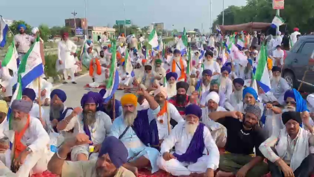 ਤਰਨਤਾਰਨ ਵਿਖੇ ਕਿਸਾਨਾਂ ਦਾ ਧਰਨਾ, ਮੰਗਾਂ ਨੂੰ ਲੈ ਕੇ ਡਿਪਟੀ ਕਮਿਸ਼ਨਰ ਦਫ਼ਤਰ ਦੇ ਬਾਹਰ ਪ੍ਰਦਰਸ਼ਨ ਤਰਨਤਾਰਨ ਵਿਖੇ ਕਿਸਾਨਾਂ ਦਾ ਧਰਨਾ, ਮੰਗਾਂ ਨੂੰ ਲੈ ਕੇ ਡਿਪਟੀ ਕਮਿਸ਼ਨਰ ਦਫ਼ਤਰ ਦੇ ਬਾਹਰ ਪ੍ਰਦਰਸ਼ਨ