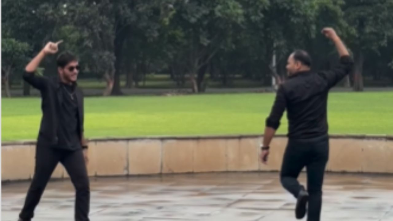Viral Dance Video: ‘ਯੂਪੀ ਵਾਲਾ ਠੁਮਕਾ ਲਗਾਊਂ’ ਗੀਤ ‘ਤੇ ਅਧਿਆਪਕ ਤੇ ਵਿਦਿਆਰਥੀ ਨੇ ਮਿਲਾਈ ਗਜ਼ਬ ਦੀ ਤਾਲ, ਵੀਡੀਓ ਵੇਖ ਕੇ ਫੈਨਜ਼ ਹੋਏ ਲੋਕ Viral Dance Video: ‘ਯੂਪੀ ਵਾਲਾ ਠੁਮਕਾ ਲਗਾਊਂ’ ਗੀਤ ‘ਤੇ ਅਧਿਆਪਕ ਤੇ ਵਿਦਿਆਰਥੀ ਨੇ ਮਿਲਾਈ ਗਜ਼ਬ ਦੀ ਤਾਲ, ਵੀਡੀਓ ਵੇਖ ਕੇ ਫੈਨਜ਼ ਹੋਏ ਲੋਕ