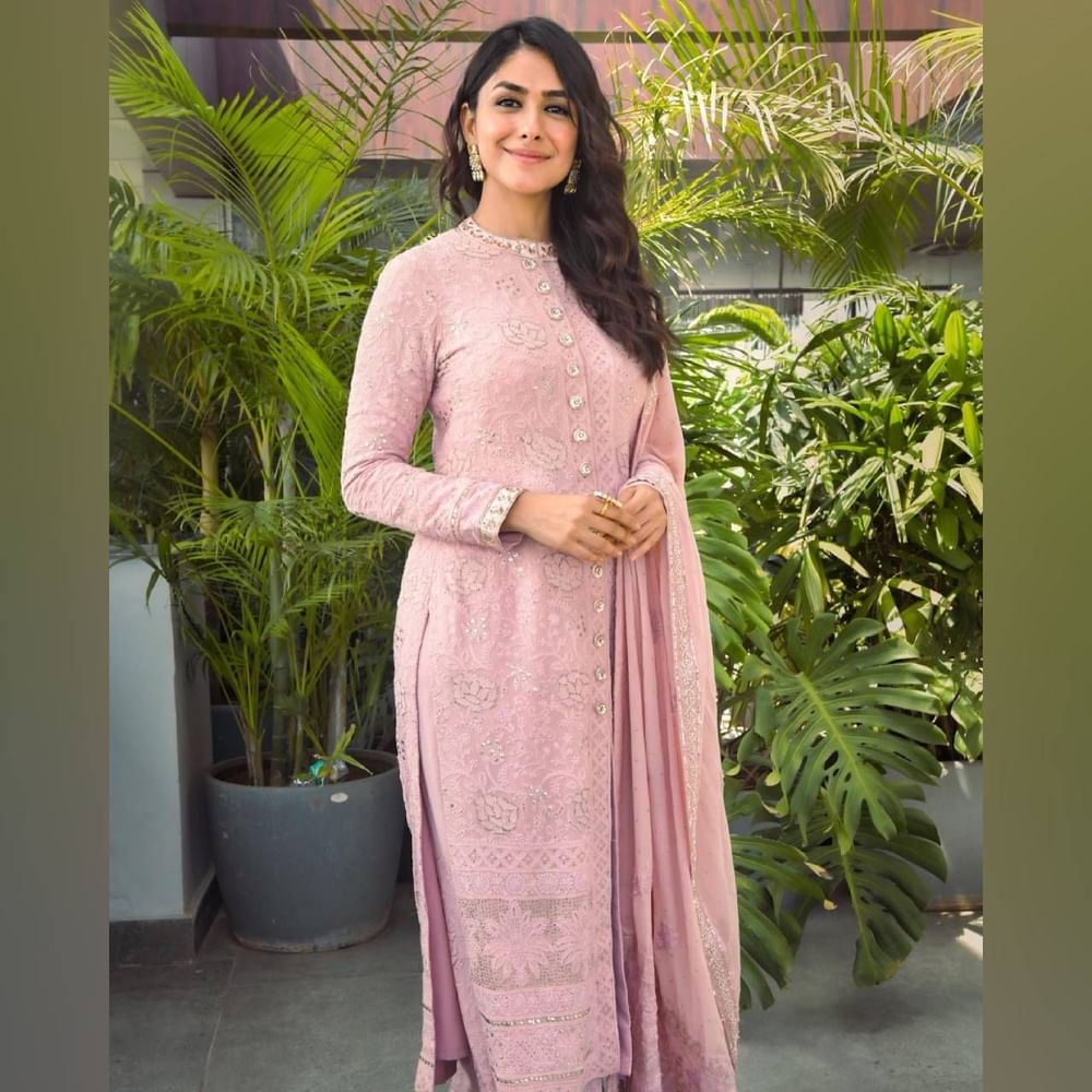 ਜੇਕਰ ਤੁਸੀਂ ਸਿੰਪਲ ਲੁੱਕ ਚਾਹੁੰਦੇ ਹੋ ਤਾਂ ਤੁਸੀਂ ਅਭਿਨੇਤਰੀ ਦੇ ਇਸ ਸੂਟ ਡਿਜ਼ਾਈਨ ਤੋਂ ਆਈਡੀਆ ਲੈ ਸਕਦੇ ਹੋ। ਅਦਾਕਾਰਾ ਨੇ ਹਲਕੇ ਗੁਲਾਬੀ ਰੰਗ 'ਚ ਲਾਂਗ ਕੁਰਤੀ ਸਟਾਈਲ ਦਾ ਸੂਟ ਪਾਇਆ ਹੋਇਆ ਹੈ। ਤੁਸੀਂ ਲਾਂਗ ਕੁਰਤੀ ਦੇ ਨਾਲ ਪੈਂਟ ਜਾਂ ਪਲਾਜ਼ੋ ਸਟਾਈਲ ਕਰ ਸਕਦੇ ਹੋ। ( Credit : mrunalthakur )