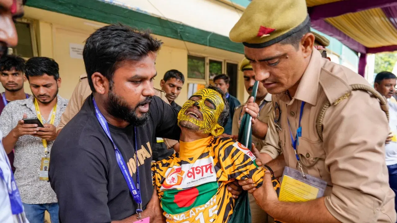 Bangladesh Superfan Attacked: ਕਾਨਪੁਰ ਟੈਸਟ ਦੌਰਾਨ ਹੰਗਾਮਾ, ਬੰਗਲਾਦੇਸ਼ ਦੇ ਫੈਨ ਦੀ ਸਟੇਡੀਅਮ ‘ਚ ਕੁੱਟਮਾਰ, ਲਿਜਾਣਾ ਪਿਆ ਹਸਪਤਾਲ Bangladesh Superfan Attacked: ਕਾਨਪੁਰ ਟੈਸਟ ਦੌਰਾਨ ਹੰਗਾਮਾ, ਬੰਗਲਾਦੇਸ਼ ਦੇ ਫੈਨ ਦੀ ਸਟੇਡੀਅਮ ‘ਚ ਕੁੱਟਮਾਰ, ਲਿਜਾਣਾ ਪਿਆ ਹਸਪਤਾਲ